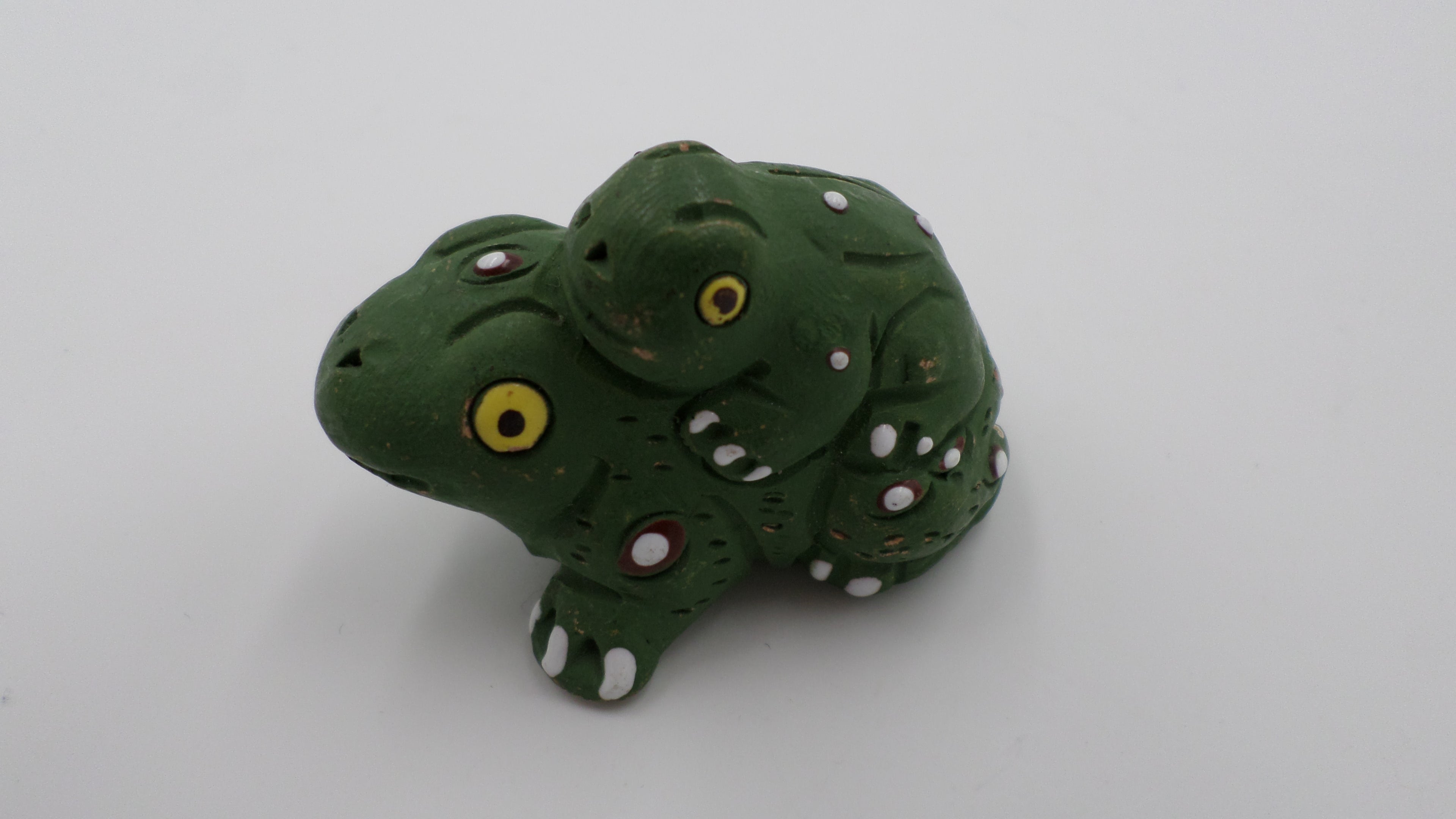 Petite grenouille en céramique avec son bébé sur le dos
