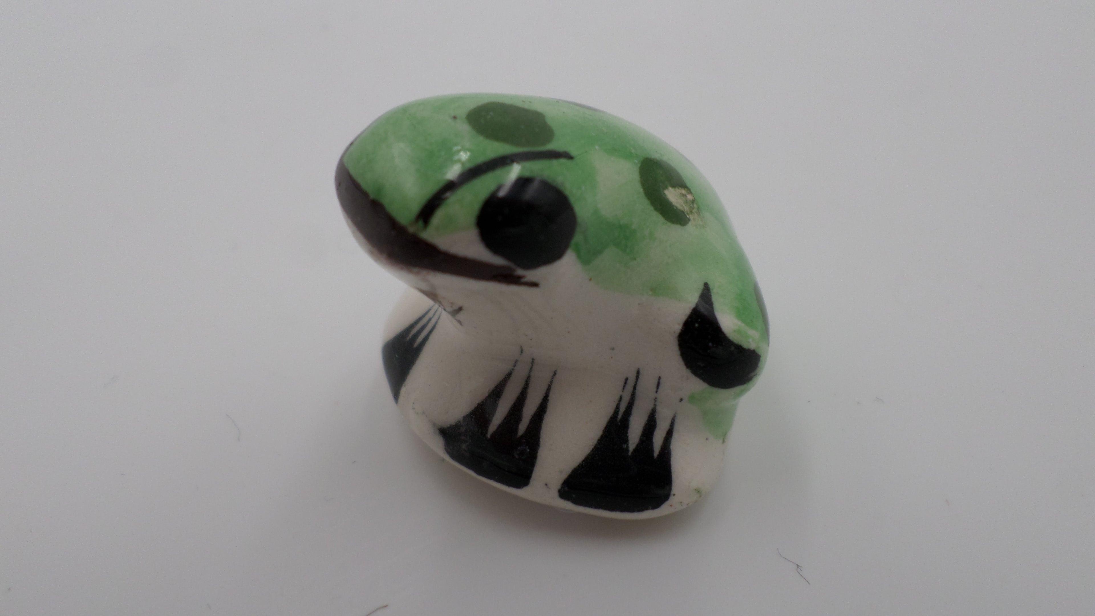 Petite grenouille en porcelaine