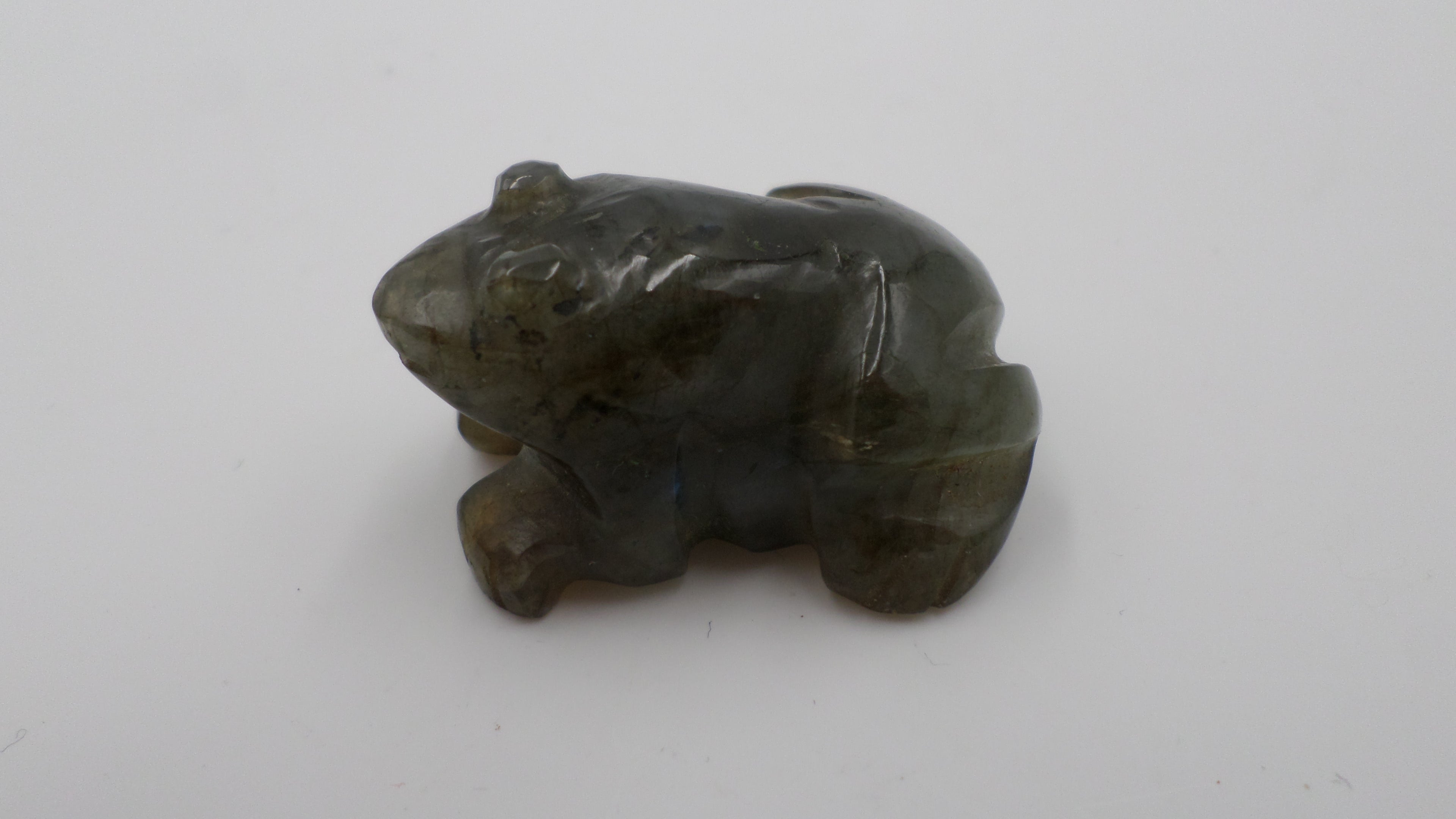 Petite grenouille en labradorite