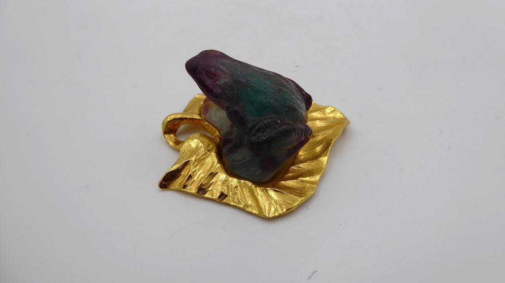 Pendentif DAUM - Grenouille sur une feuille dorée