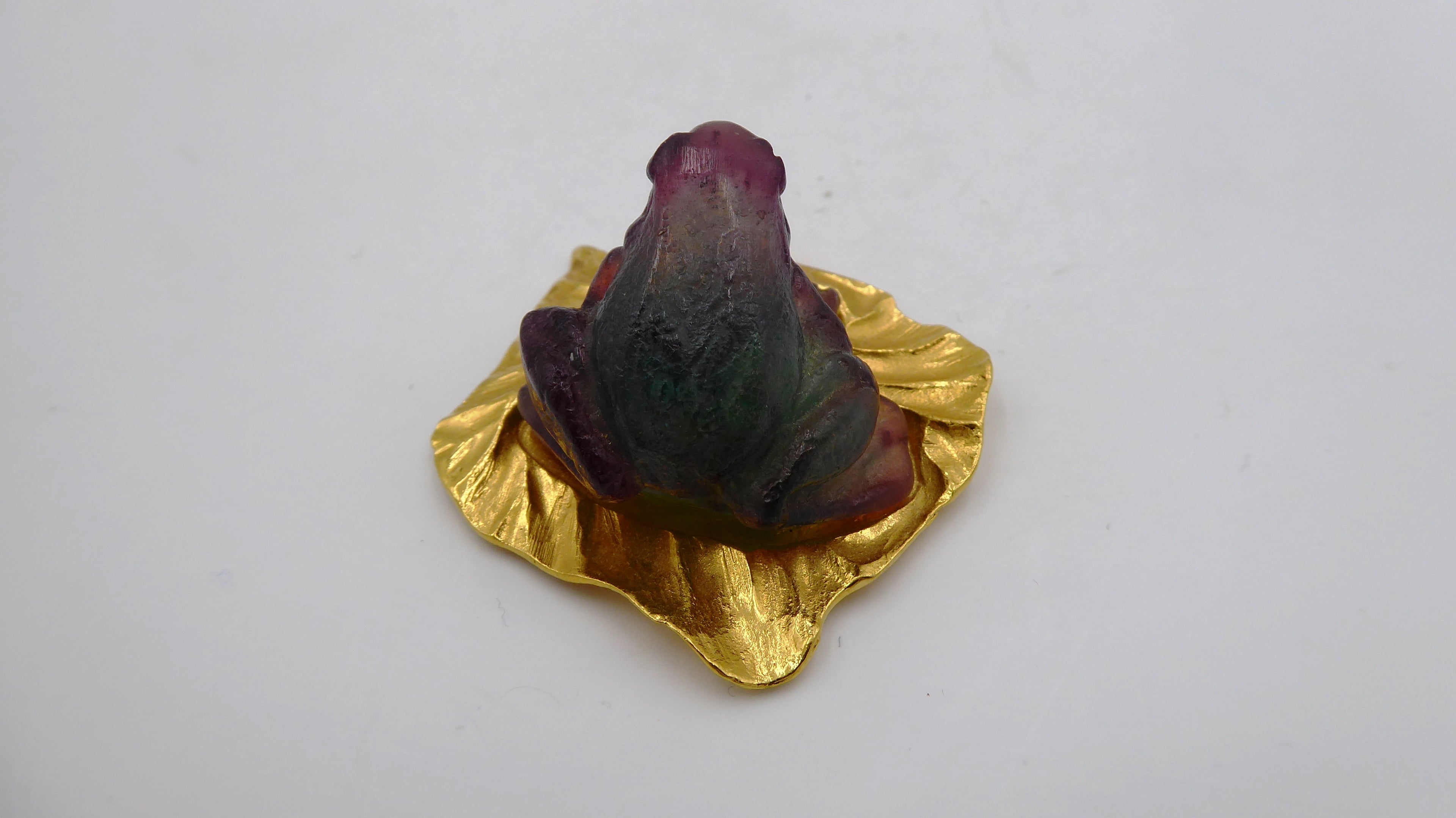 Pendentif DAUM - Grenouille sur une feuille dorée
