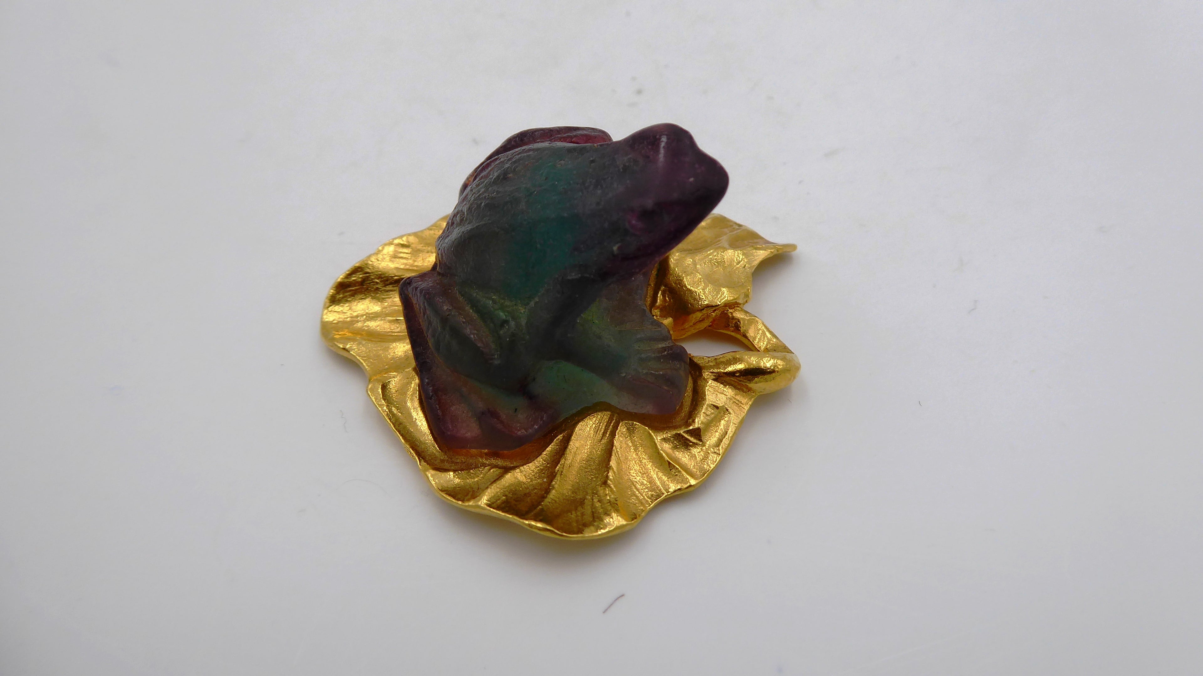 Pendentif DAUM - Grenouille sur une feuille dorée
