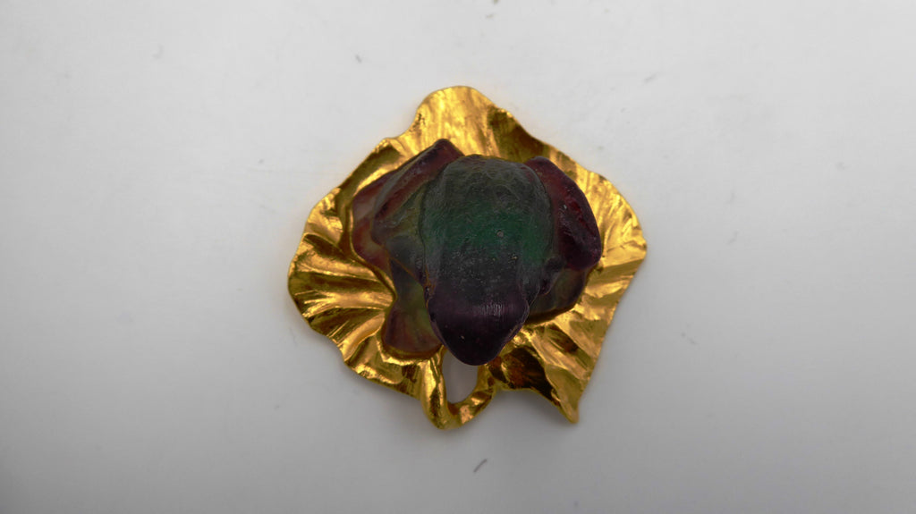 Pendentif DAUM - Grenouille sur une feuille dorée