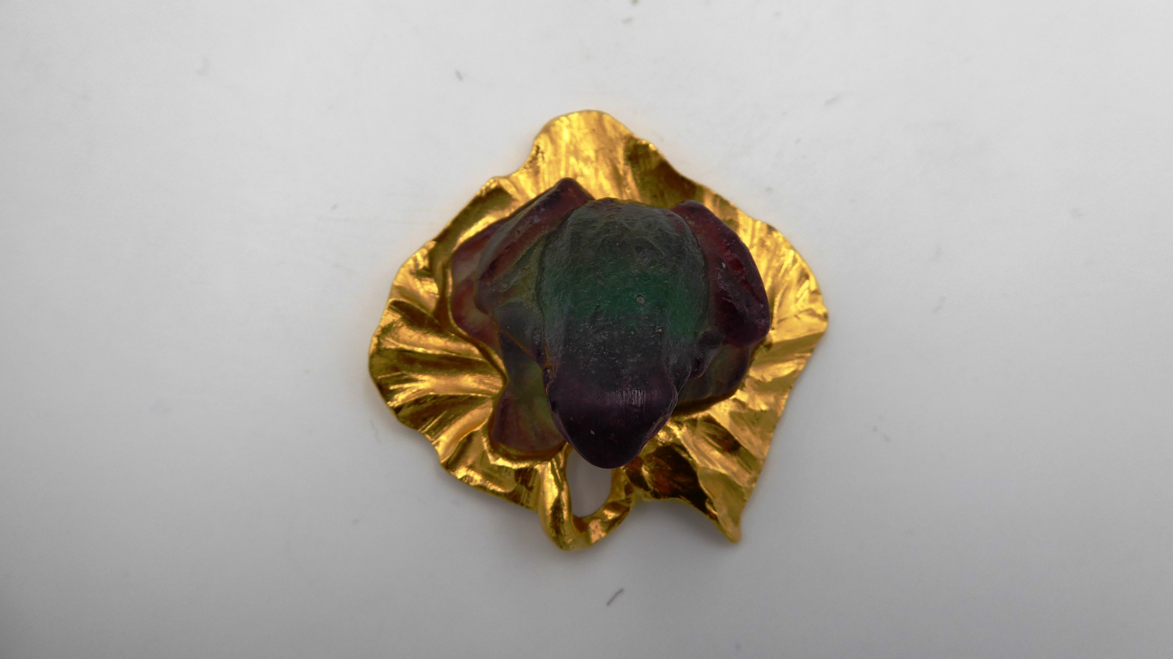 Pendentif DAUM - Grenouille sur une feuille dorée