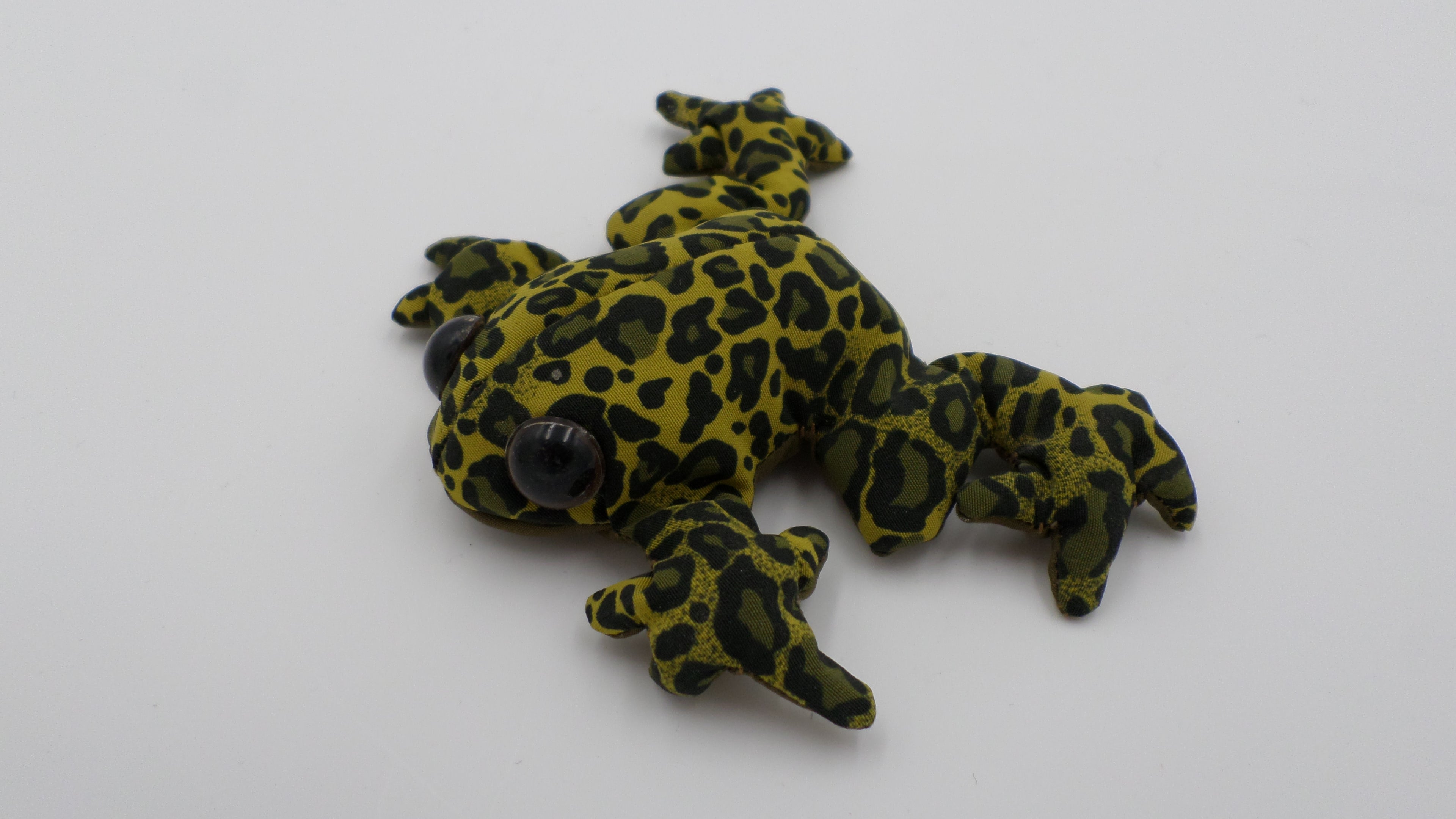 Grenouille en tissu couleur camouflage rempli de sable