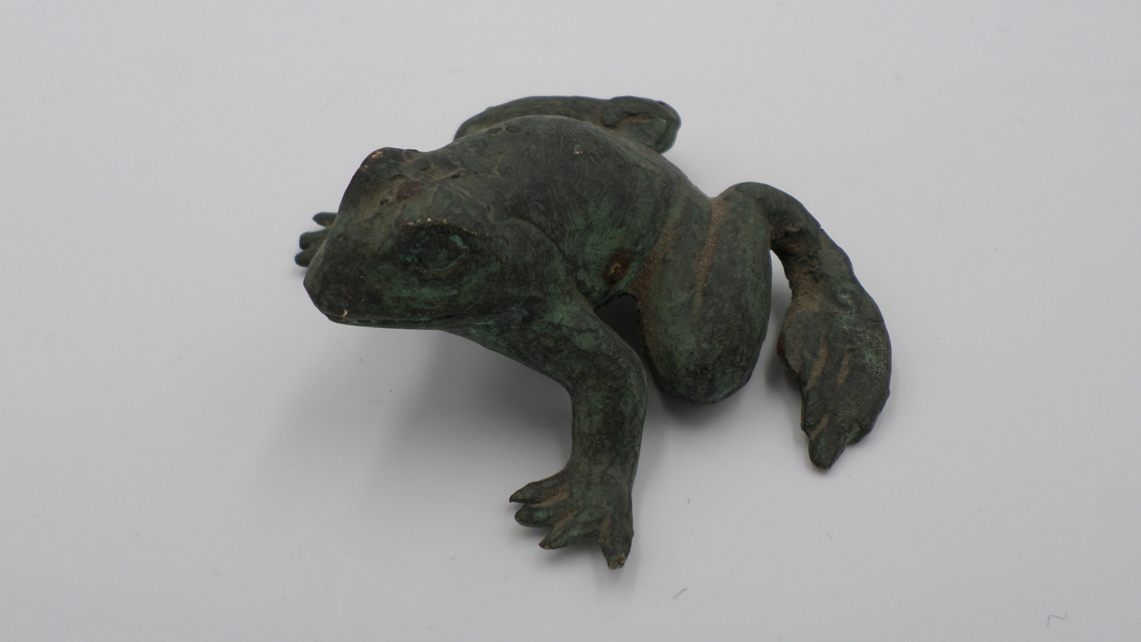 Grenouille indonésienne en laiton vieilli