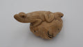 Grenouille sculptée dans un morceau de bois