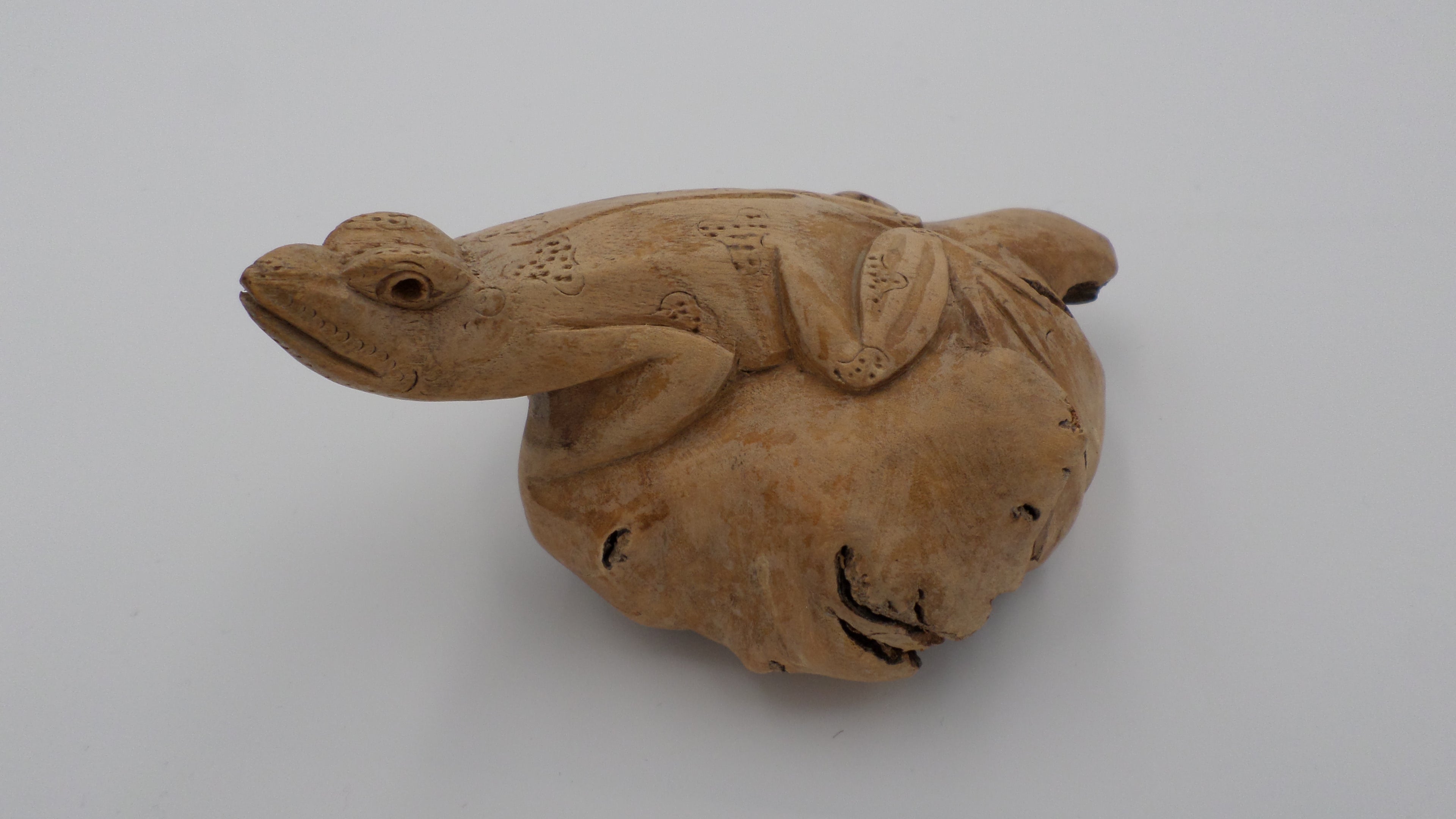 Grenouille sculptée dans un morceau de bois