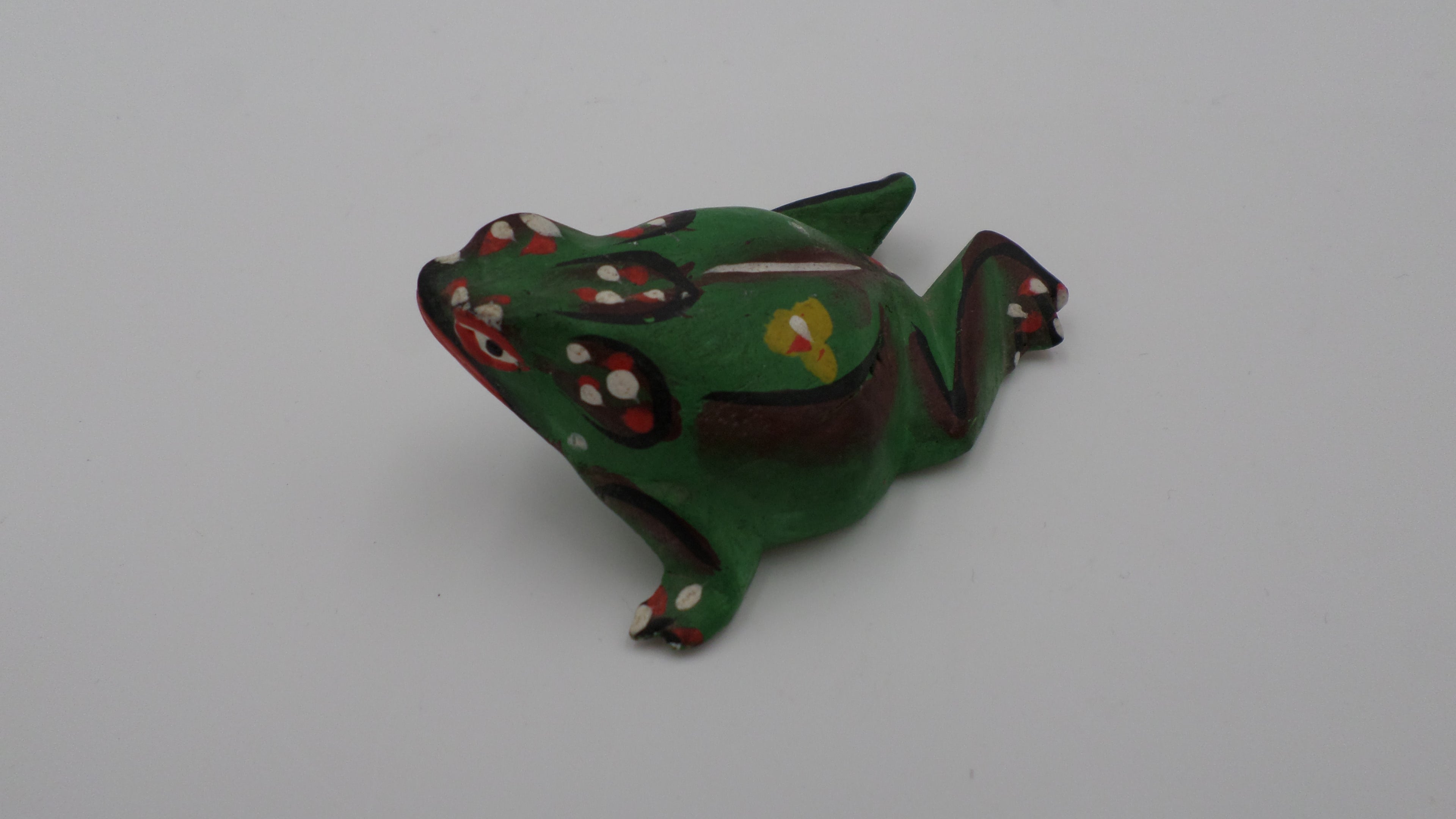 Grenouille en bois peint
