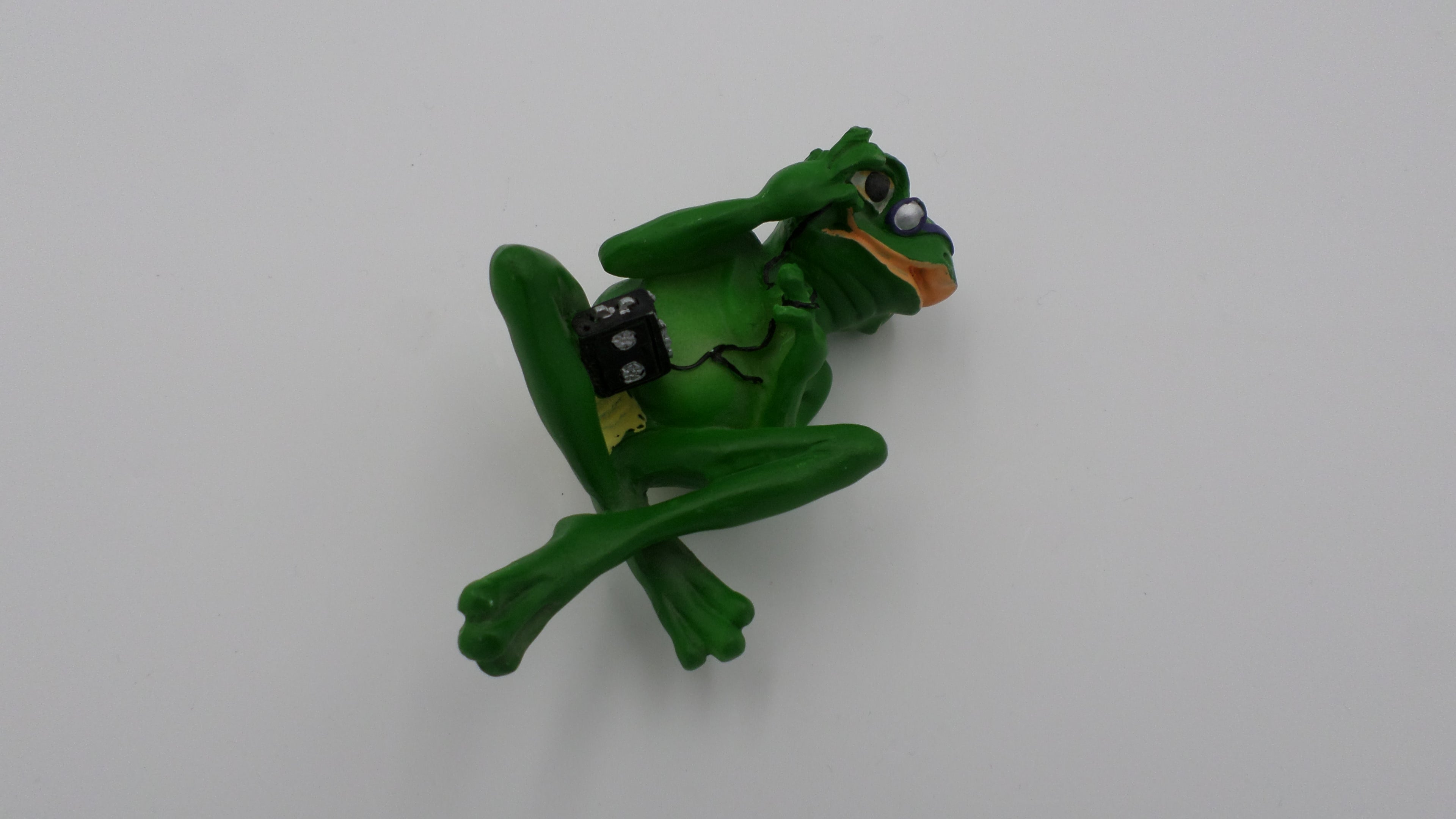 Grenouille sympa en composite jambes croisées