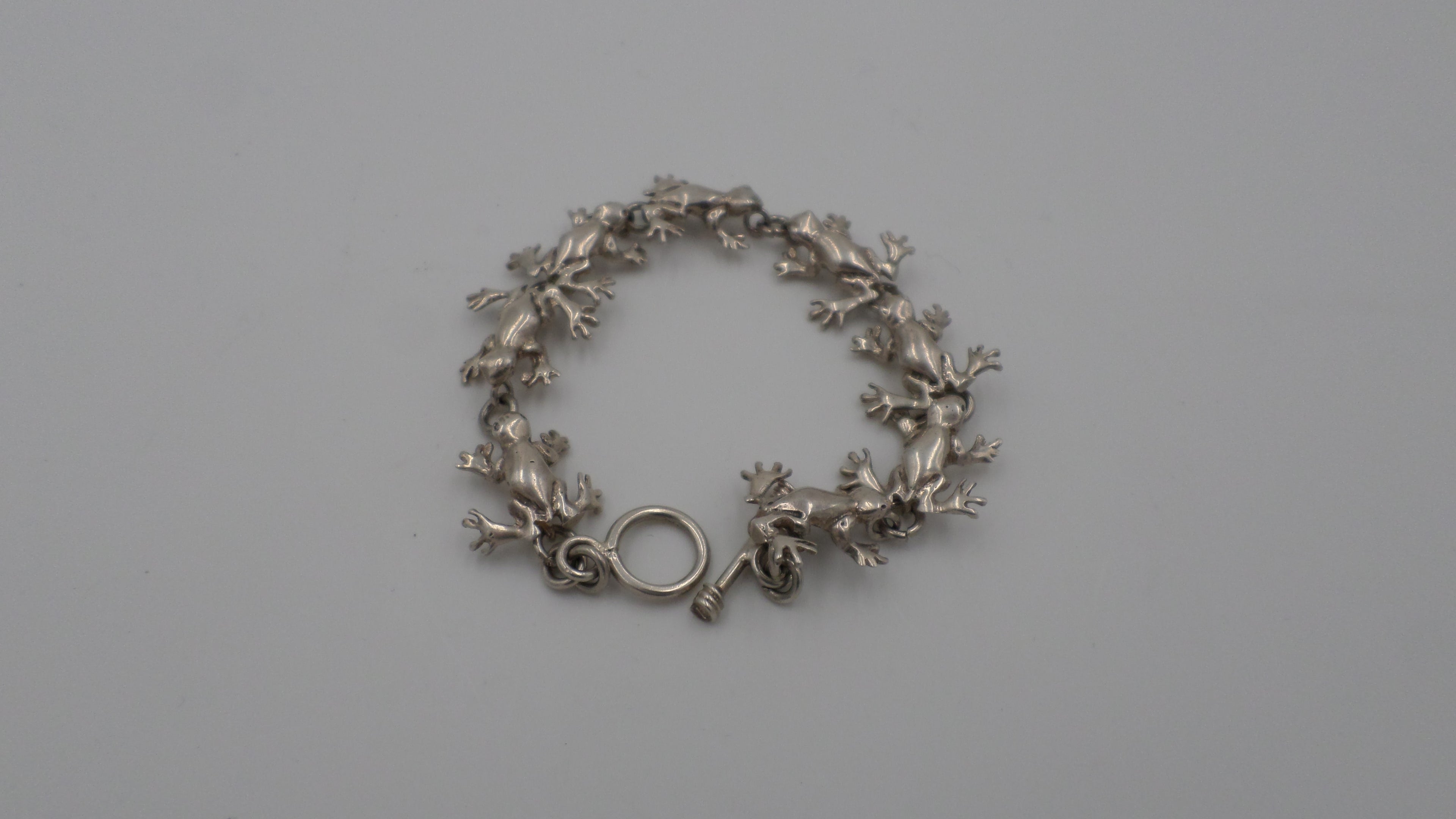 Bracelet en argent comportant huit grenouilles