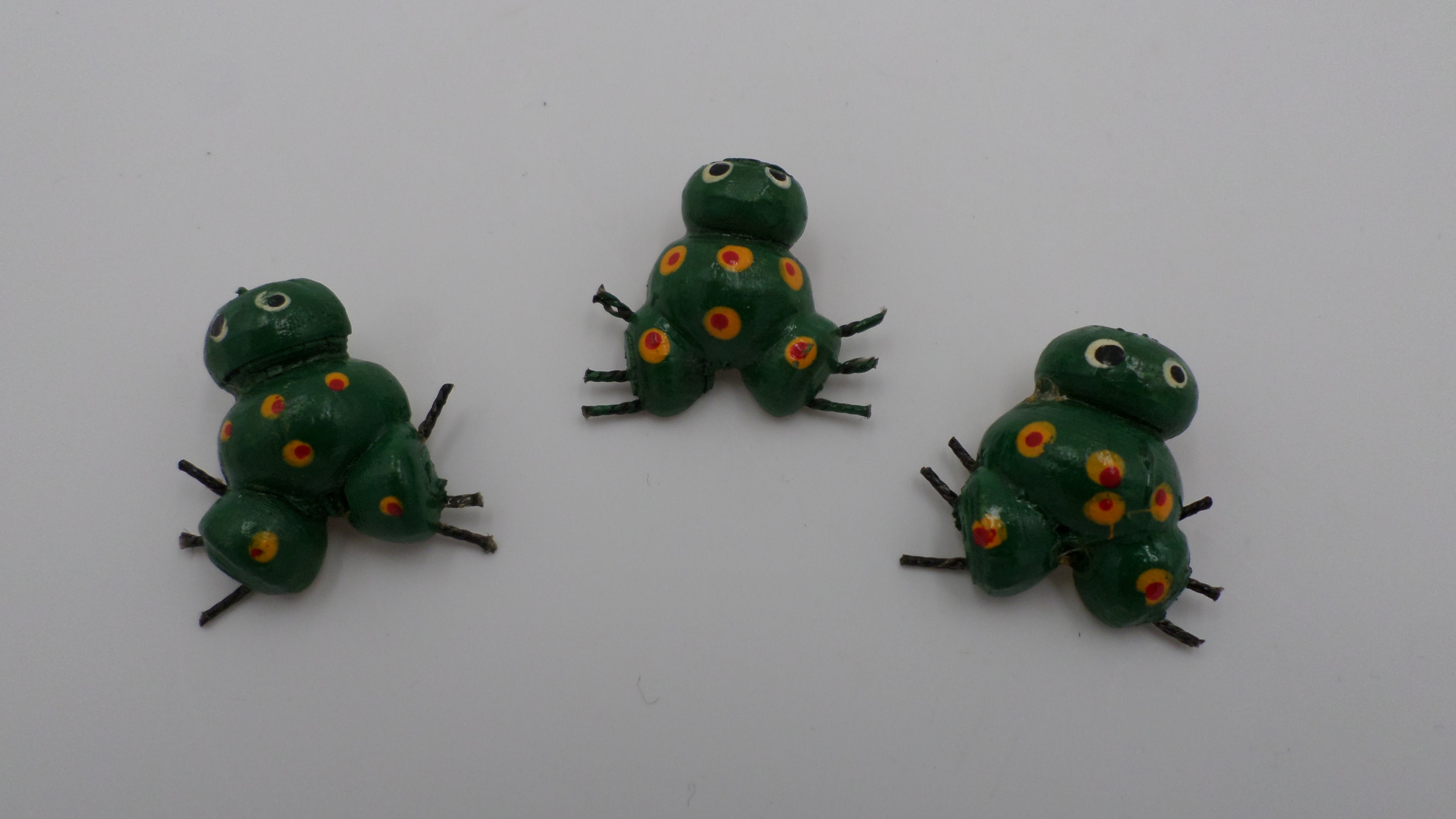 Trois broches en bois peintes (Anciennes)