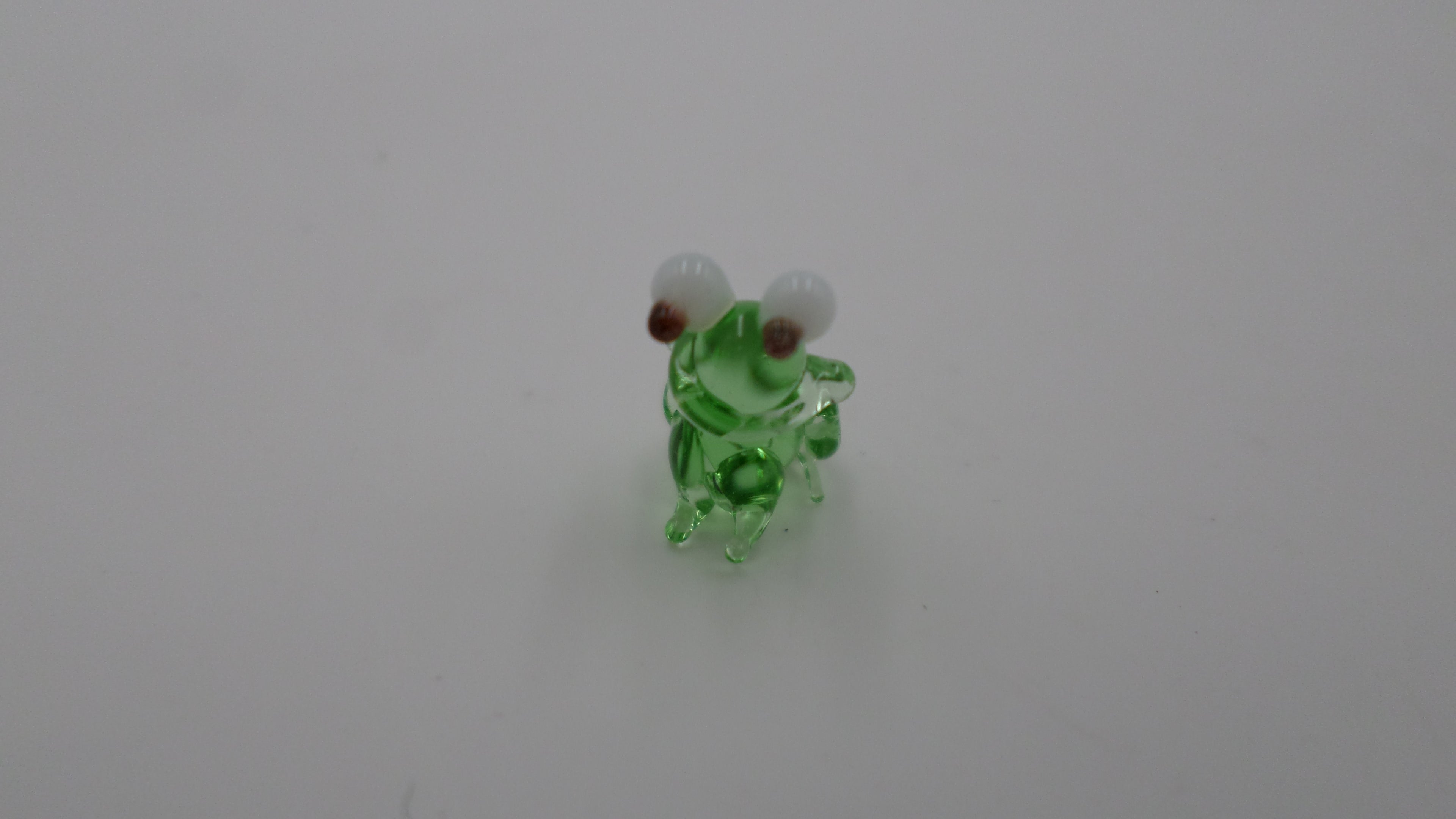 Minuscule grenouille en verre soufflé