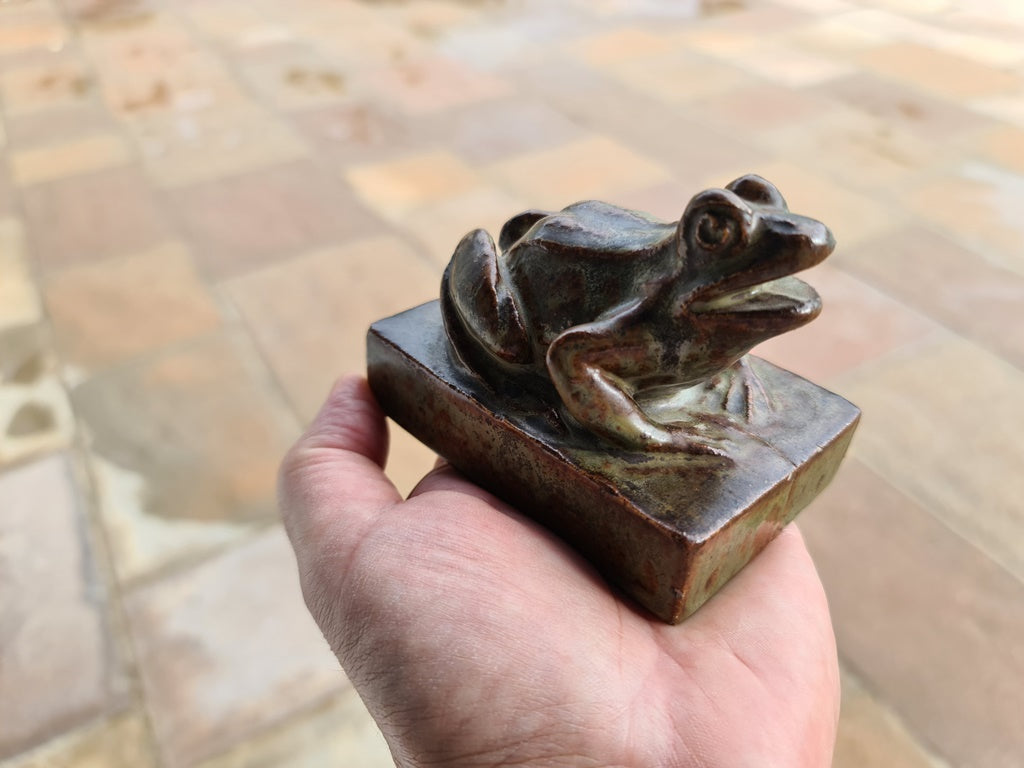Grosse grenouille sculptée en grès vernissé - Signature GENTIL et BOURDET à Boulogne