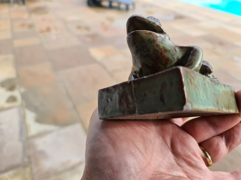 Grosse grenouille sculptée en grès vernissé - Signature GENTIL et BOURDET à Boulogne