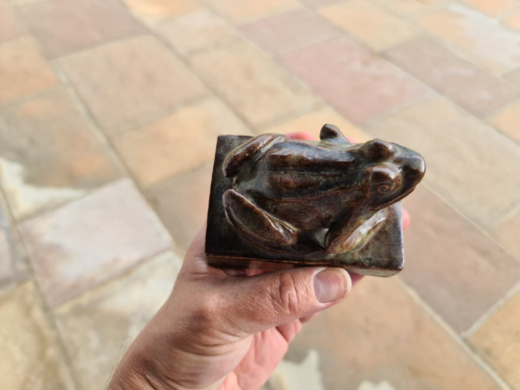 Grosse grenouille sculptée en grès vernissé - Signature GENTIL et BOURDET à Boulogne