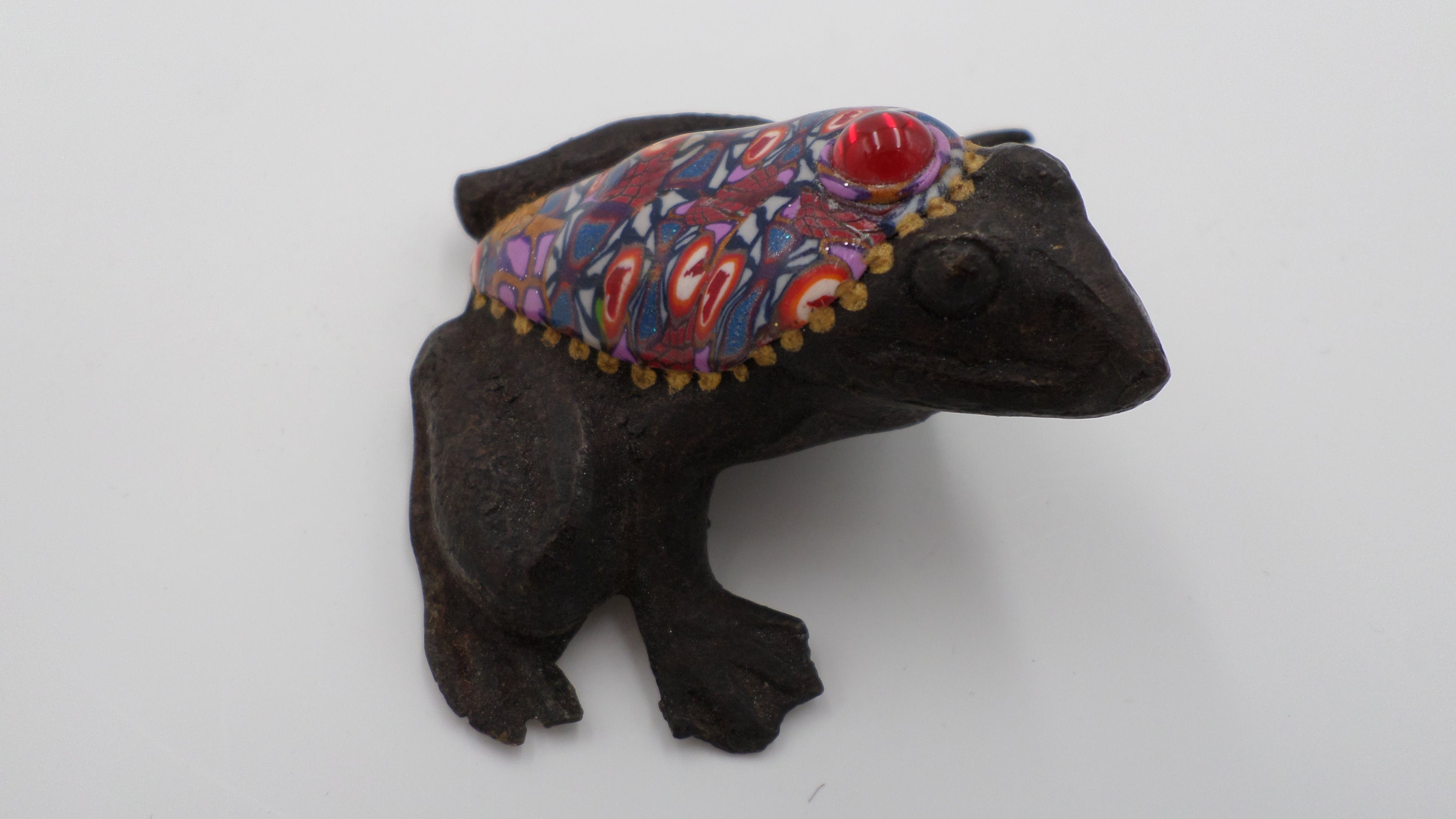 Grosse grenouille en fonte décorée