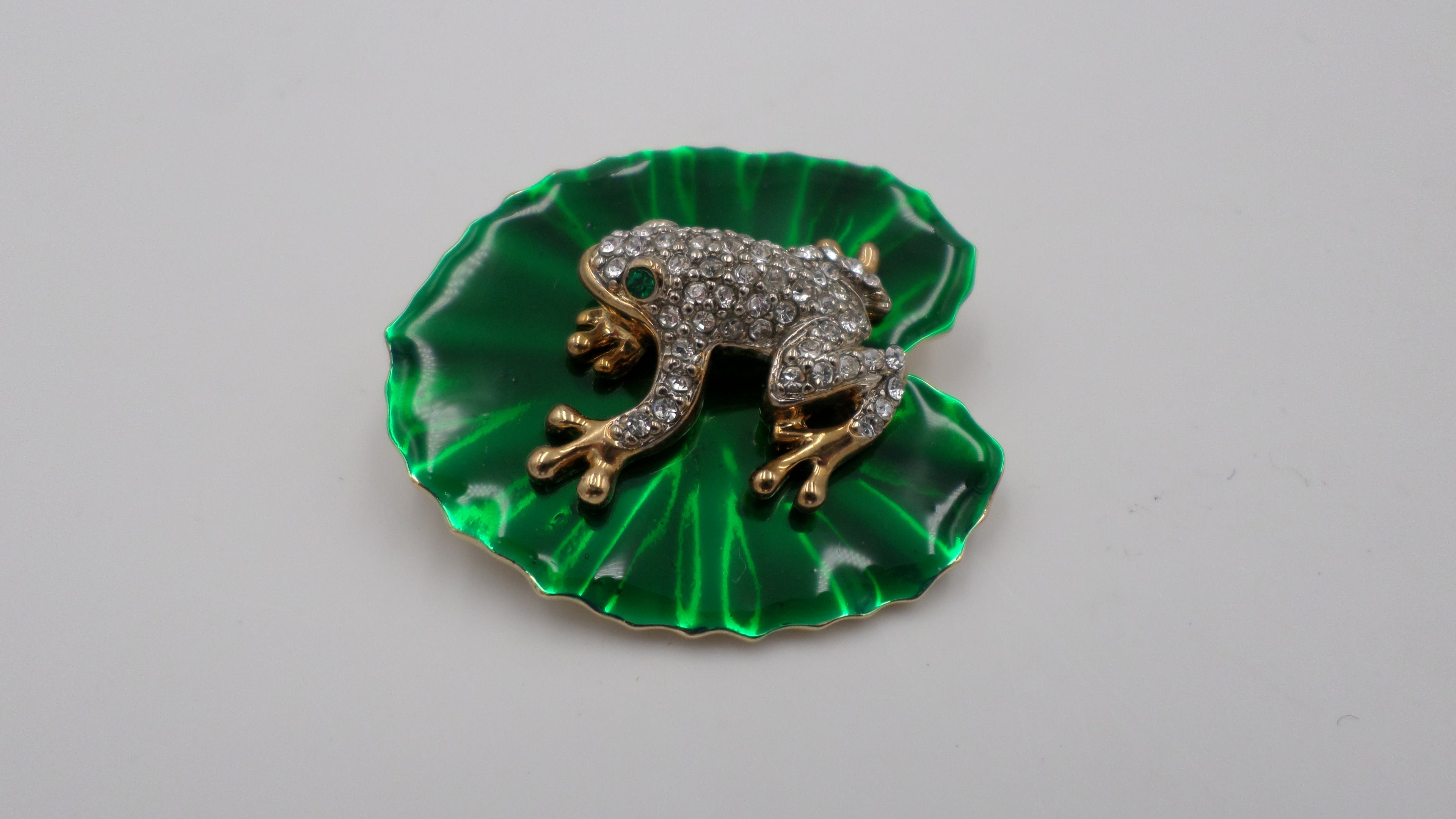 Grenouille à la feuille verte - Broche copie de Fabergé