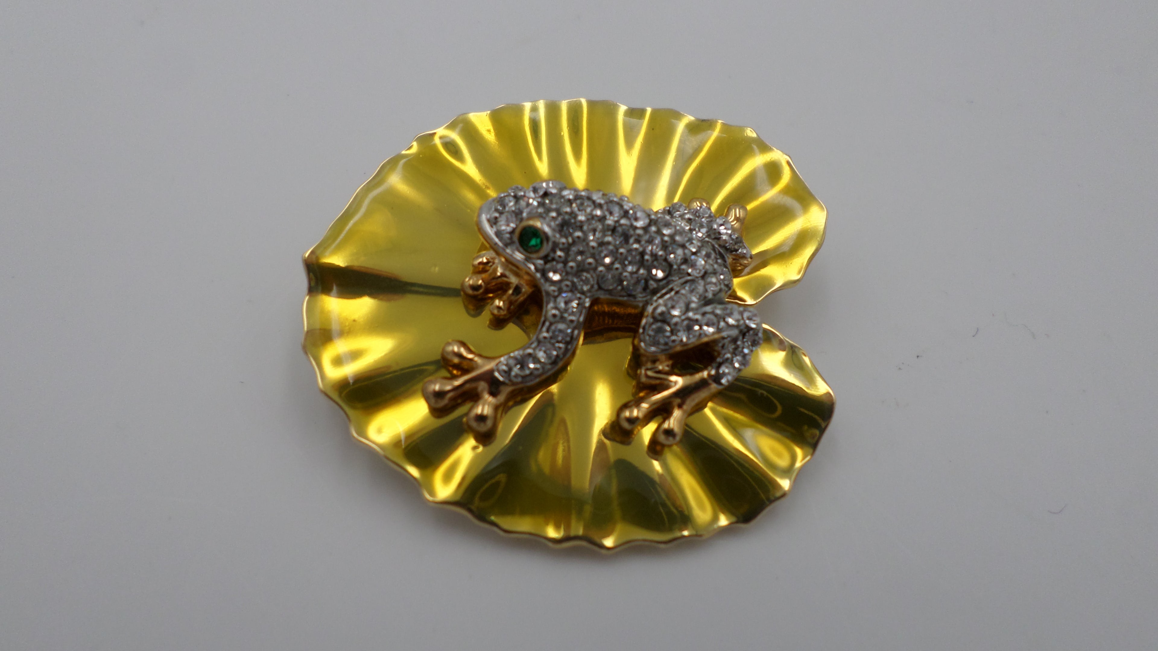 Grenouille à la feuille doré- Broche style Fabergé