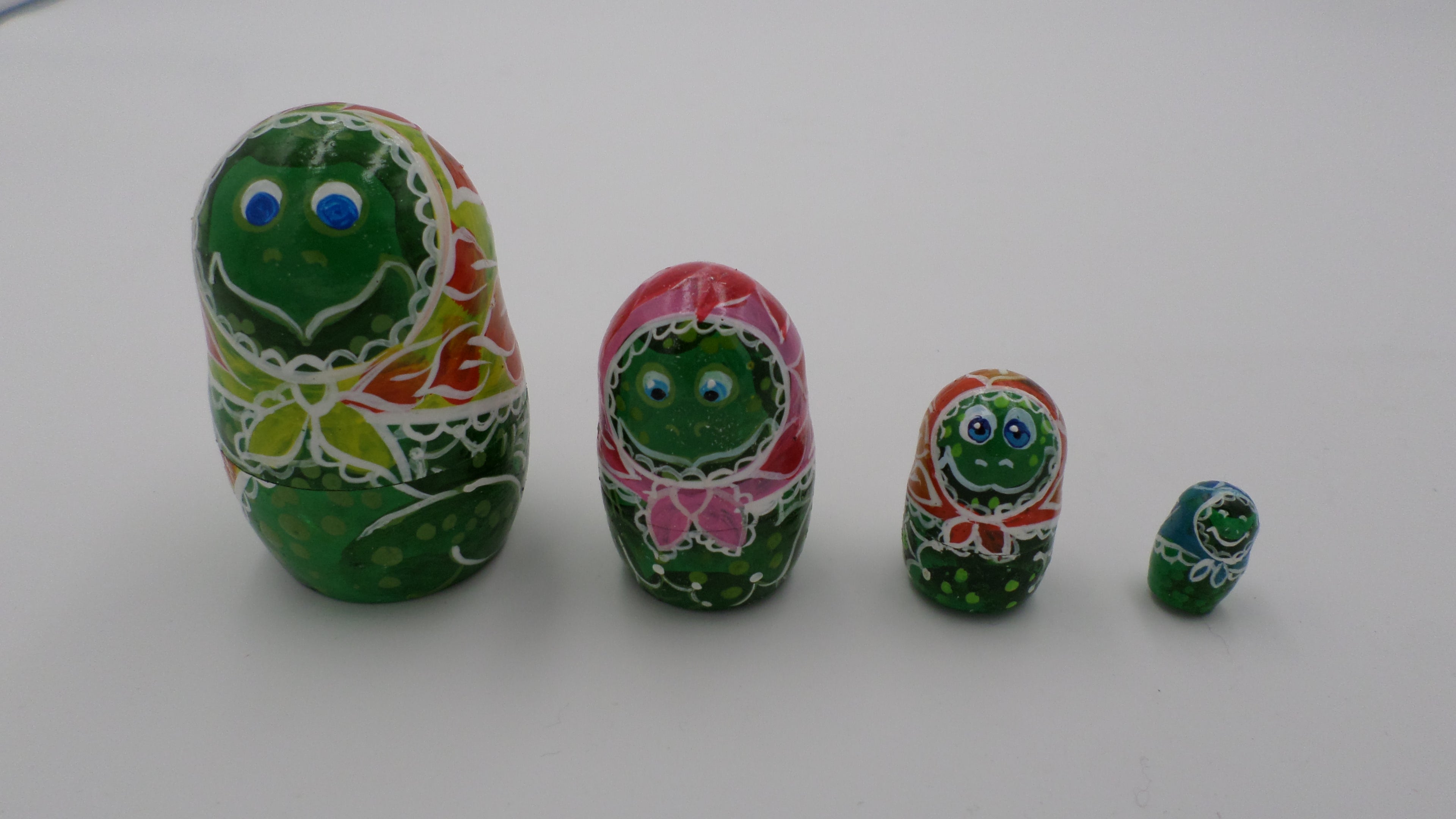 Grenouilles en bois peints vernis collection Serguiev POSSAD