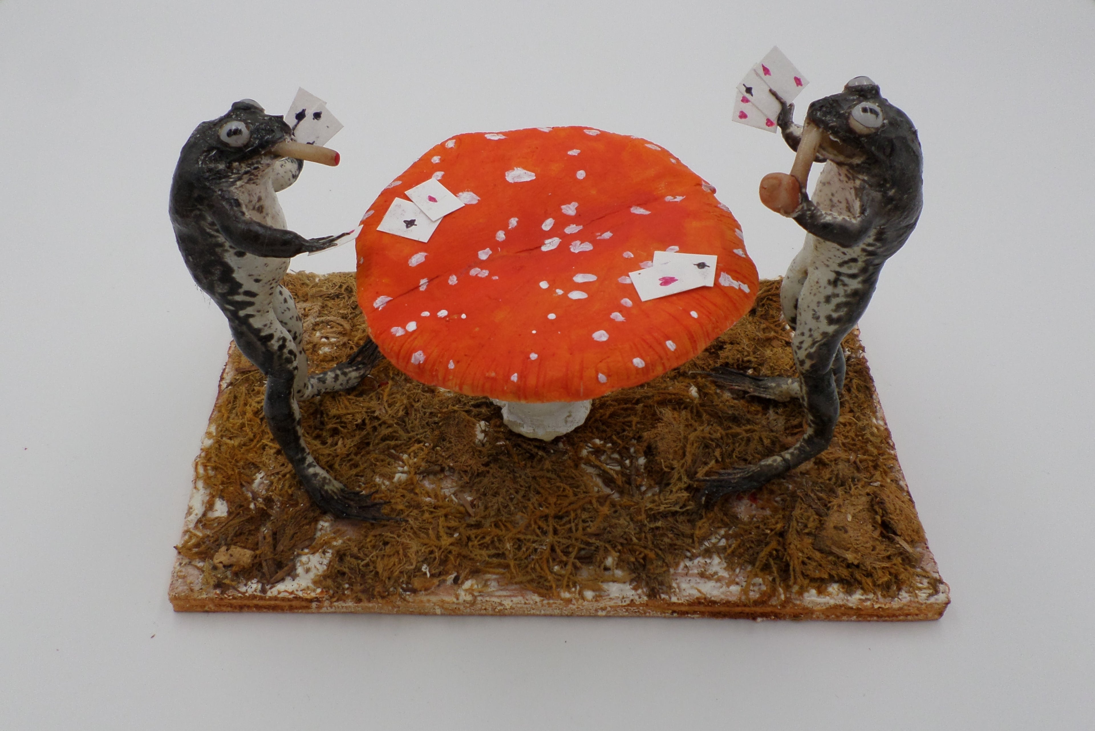 Véritable grenouilles jouant au cartes