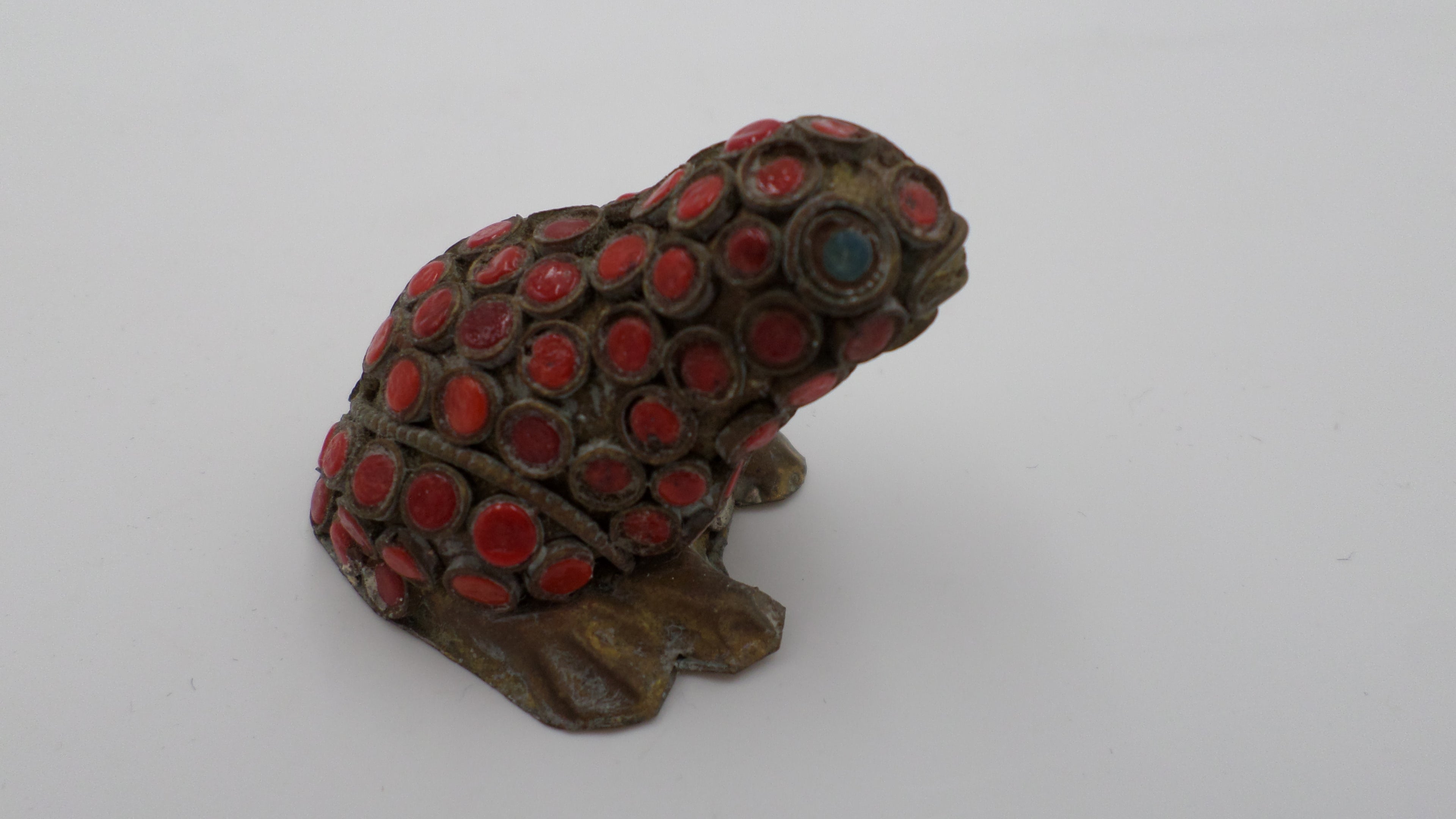 Vieille grenouille Africaine en laiton avec perles rouge
