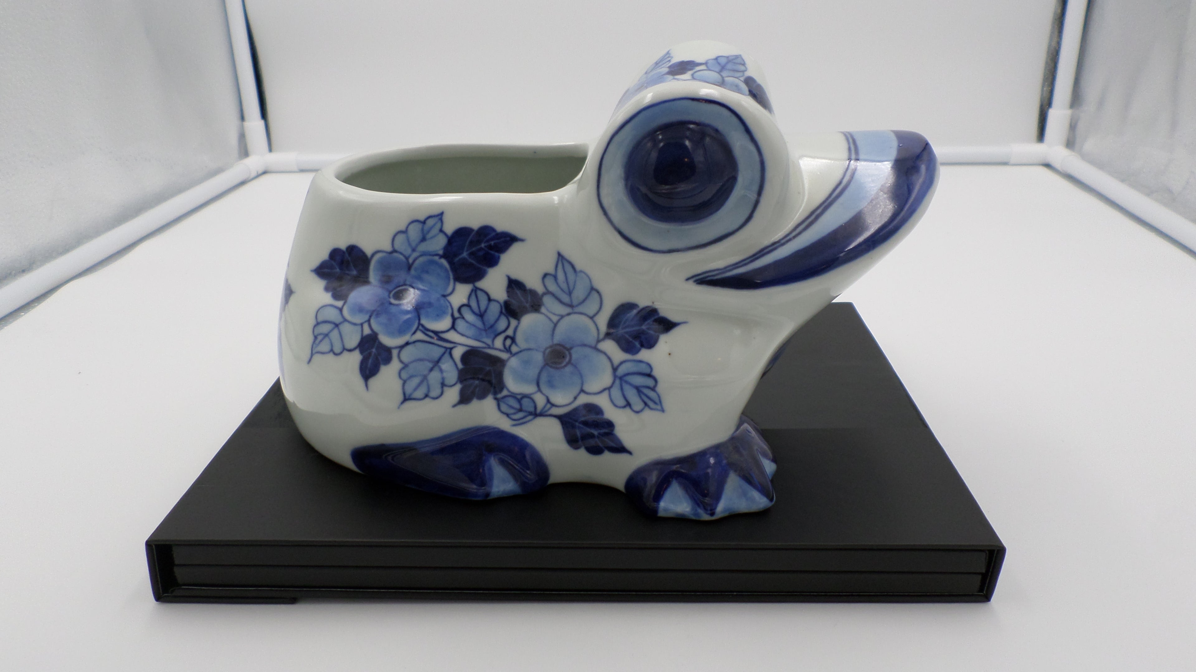 Grosse et ancienne grenouille en céramique bleu et blanche