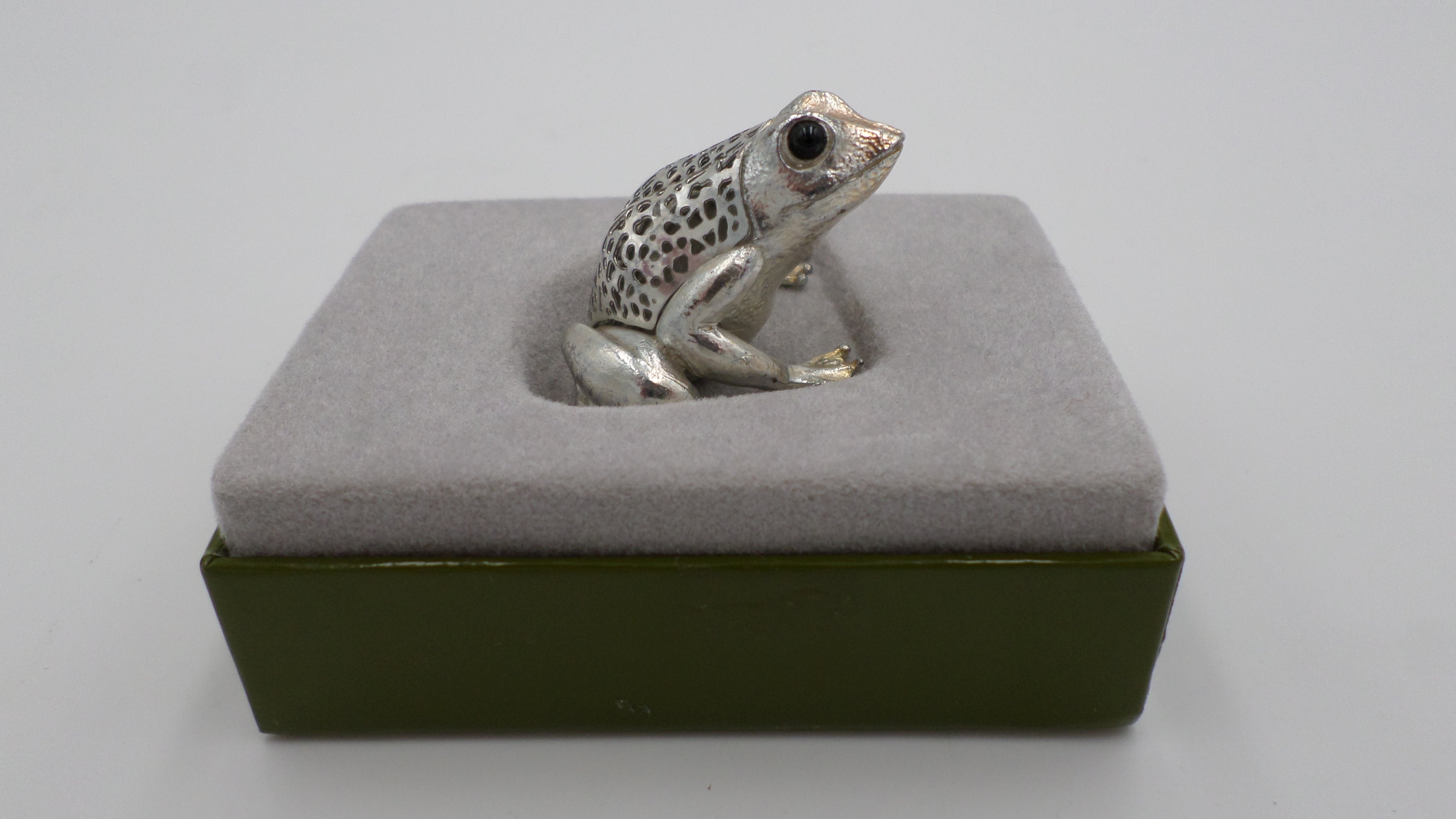 Grenouille en métal argenté signée CHRISTOPHE - Collection Lumière d'argent