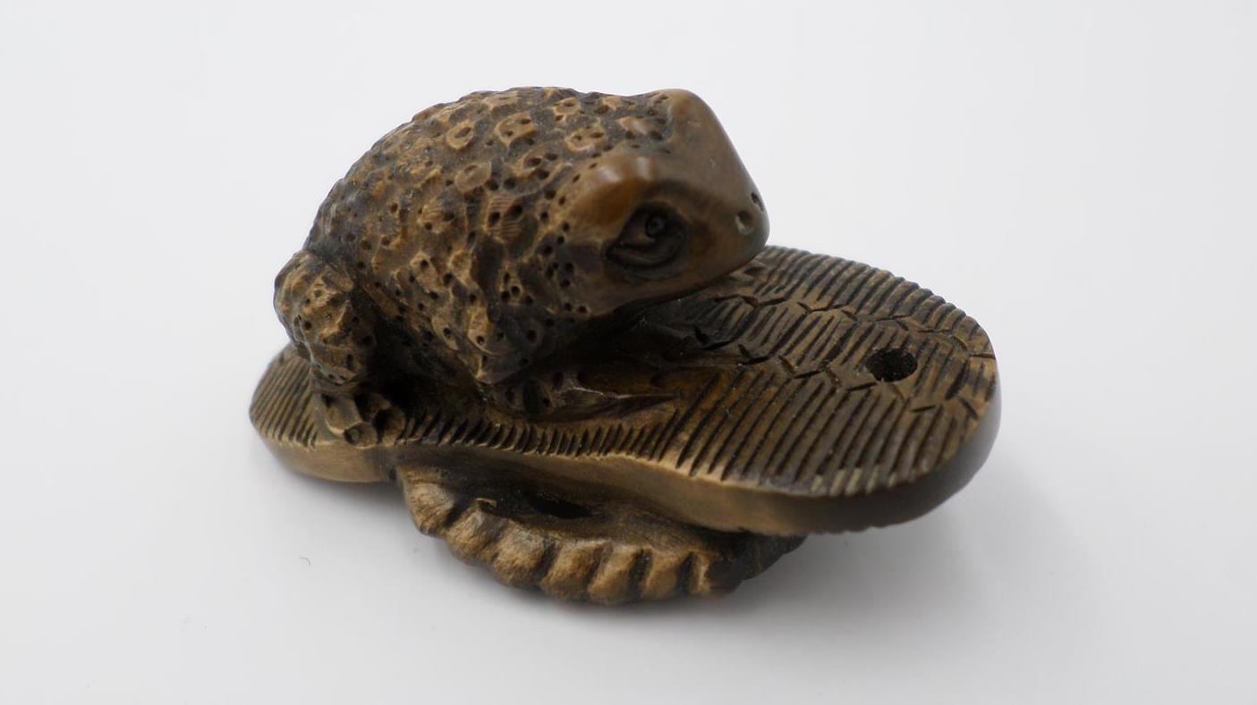 Netsuke grenouille sur basket - Reproduction