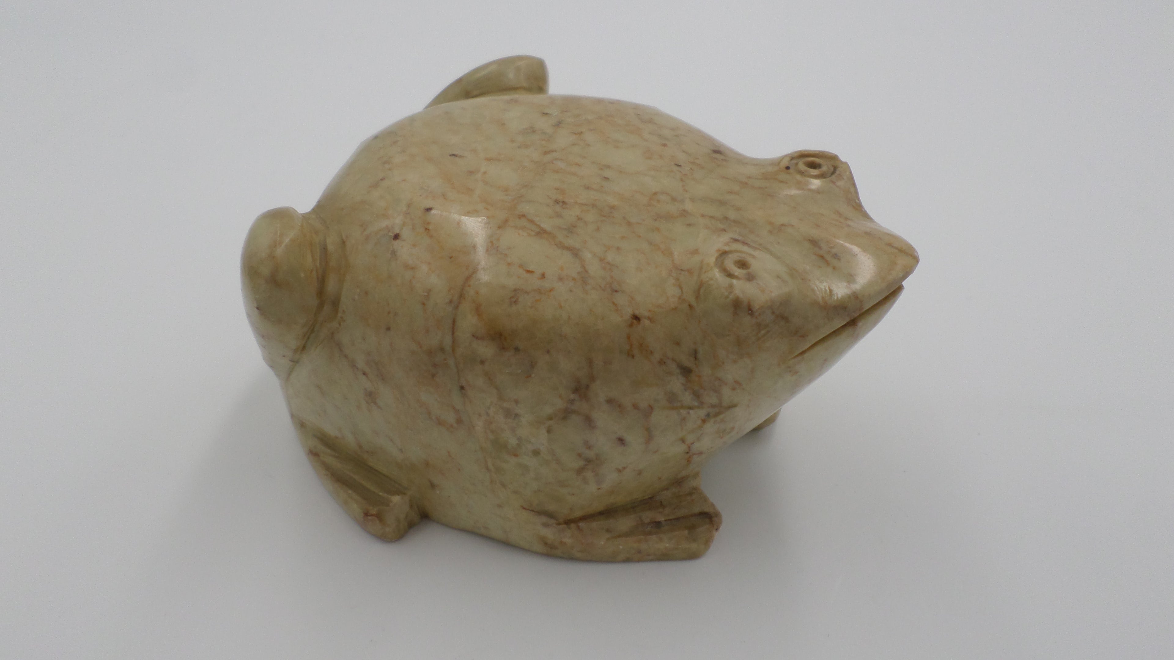 Grosse grenouille en pierre ton crème reflets marron