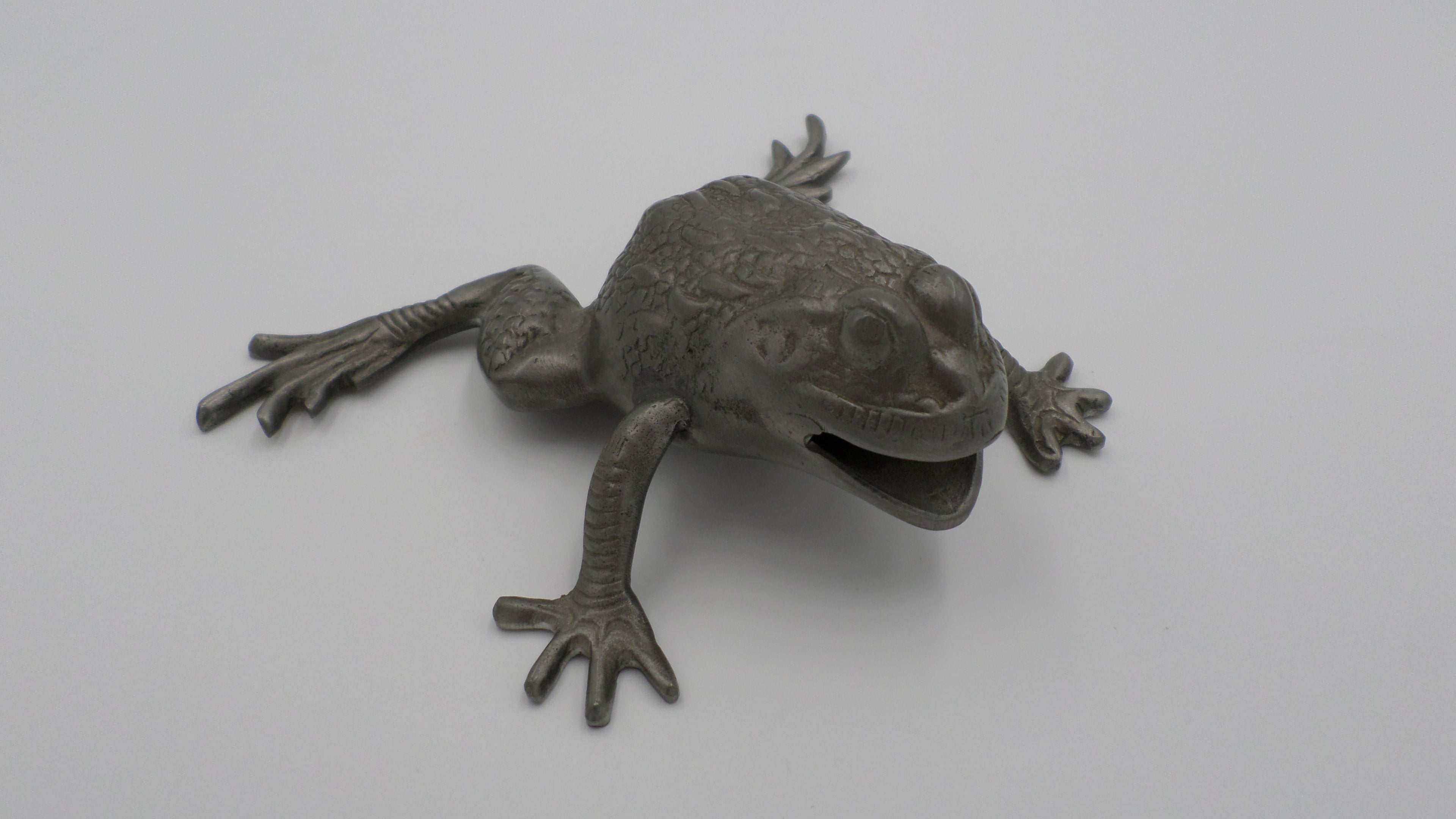 Grosse grenouille en plomb
