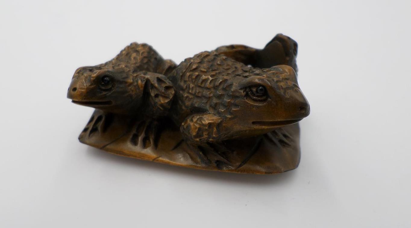 Netsuke deux grenouilles sur un nénuphar signé