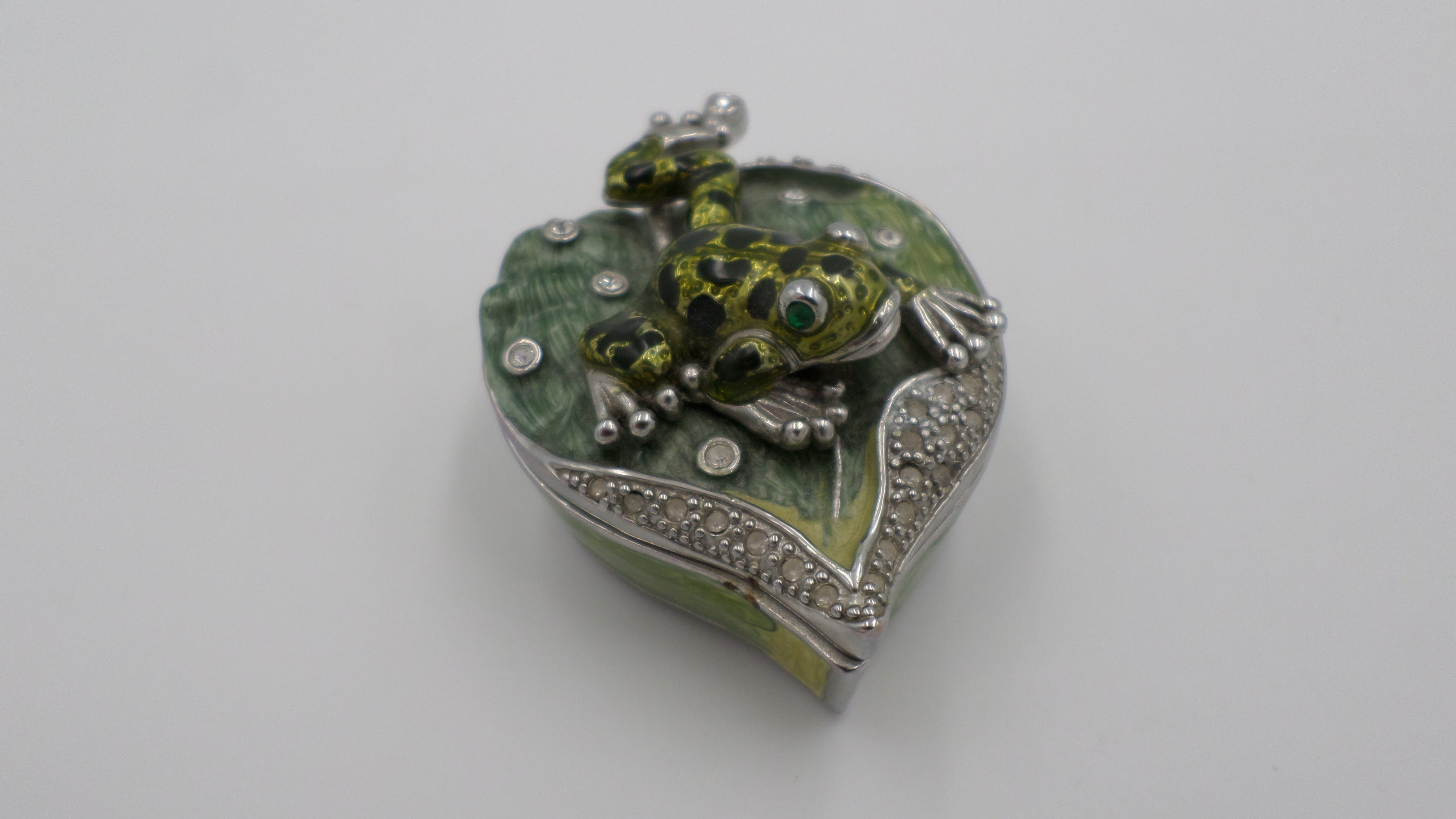 Petite et superbe boite à bijoux extrêmement travaillée dans les détails