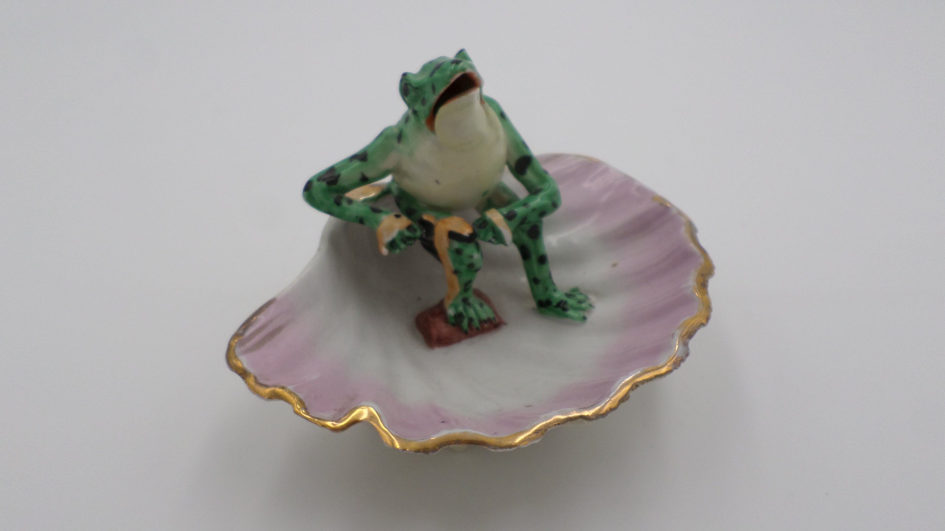 Ancien cendrier grenouille à bordure doré