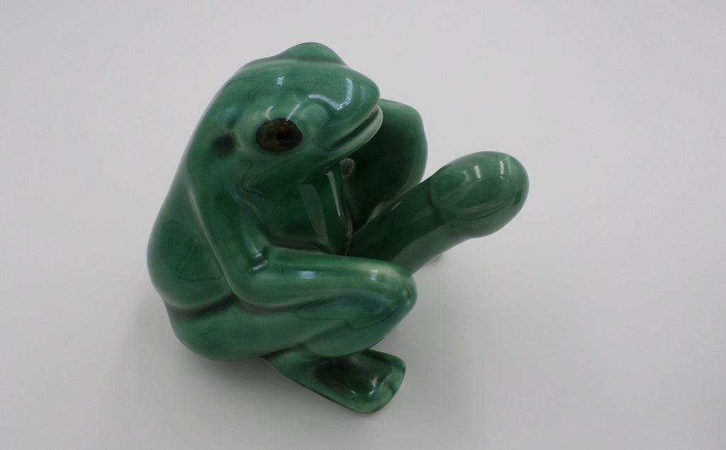 Grenouille en faïence verte au sexe proéminent supportant un godet