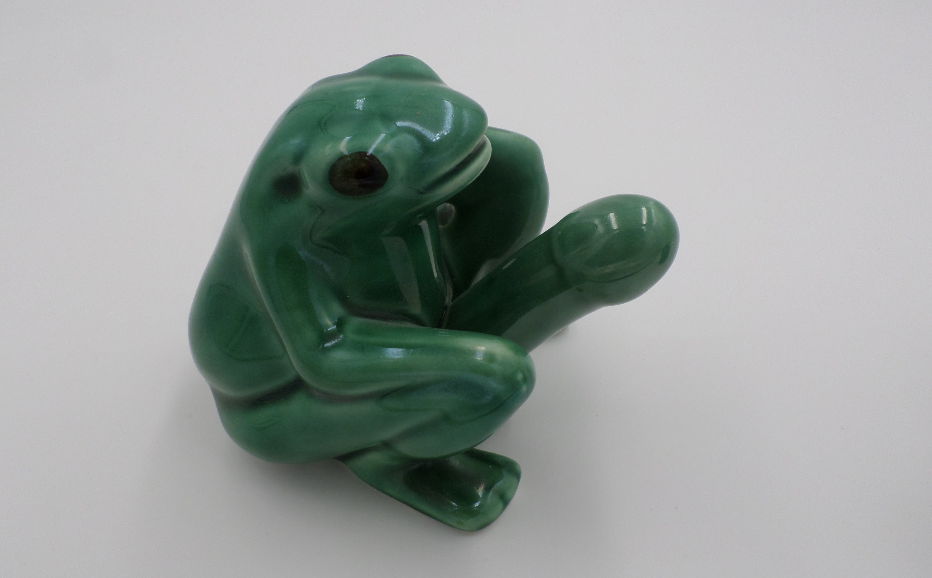 Grenouille en faïence verte au sexe proéminent supportant un godet