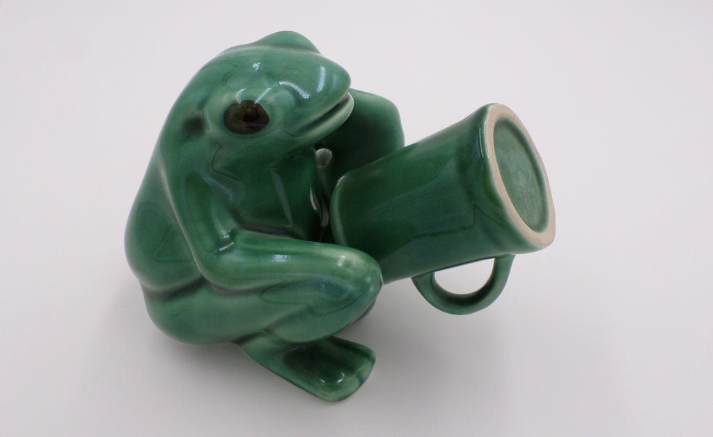 Grenouille en faïence verte au sexe proéminent supportant un godet