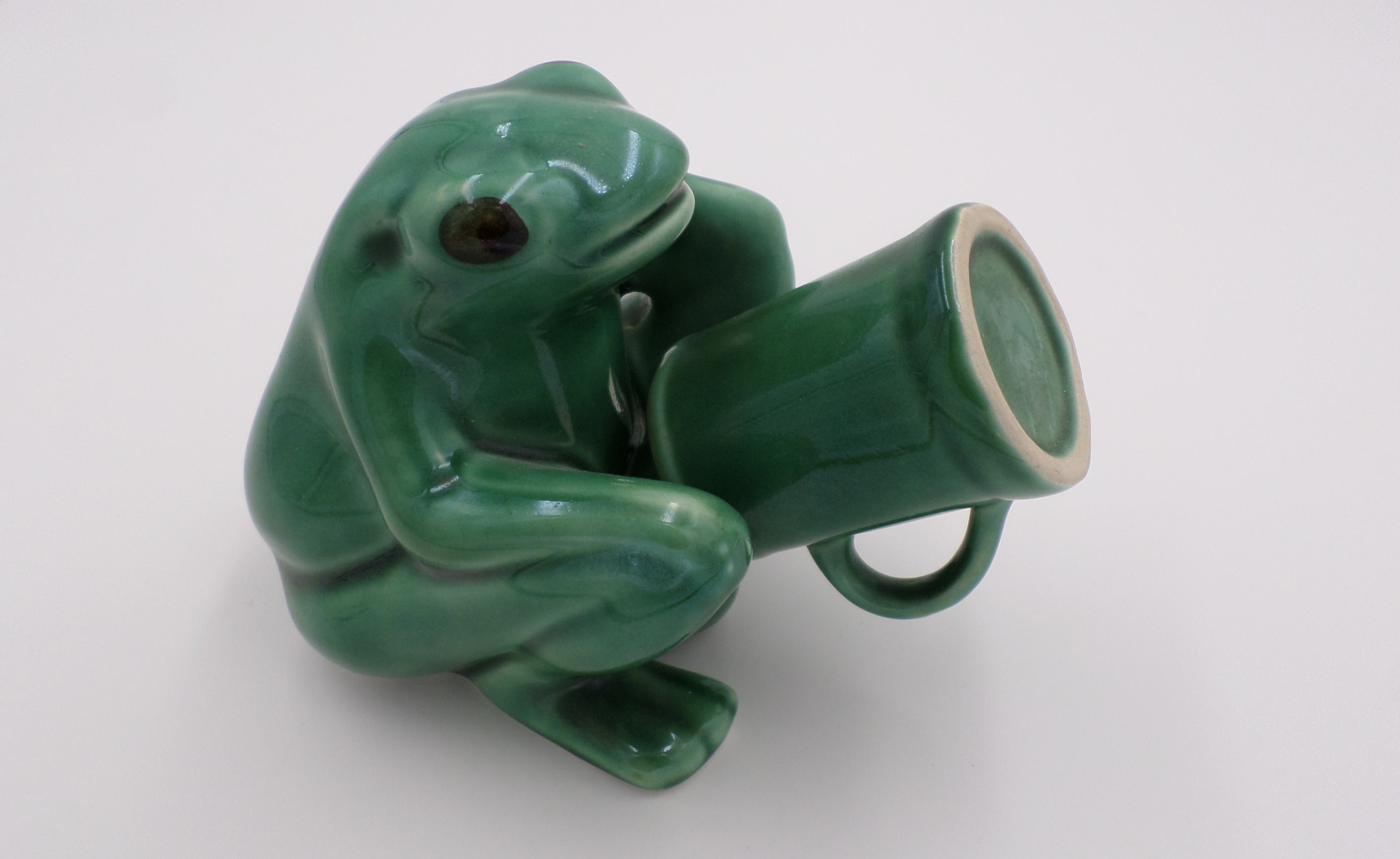 Grenouille en faïence verte au sexe proéminent supportant un godet