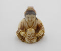 Netzuke en ivoire sculpté d'un enfant jouant avec une  grenouille - Signé TADATOMO - Japon 19ème siècle