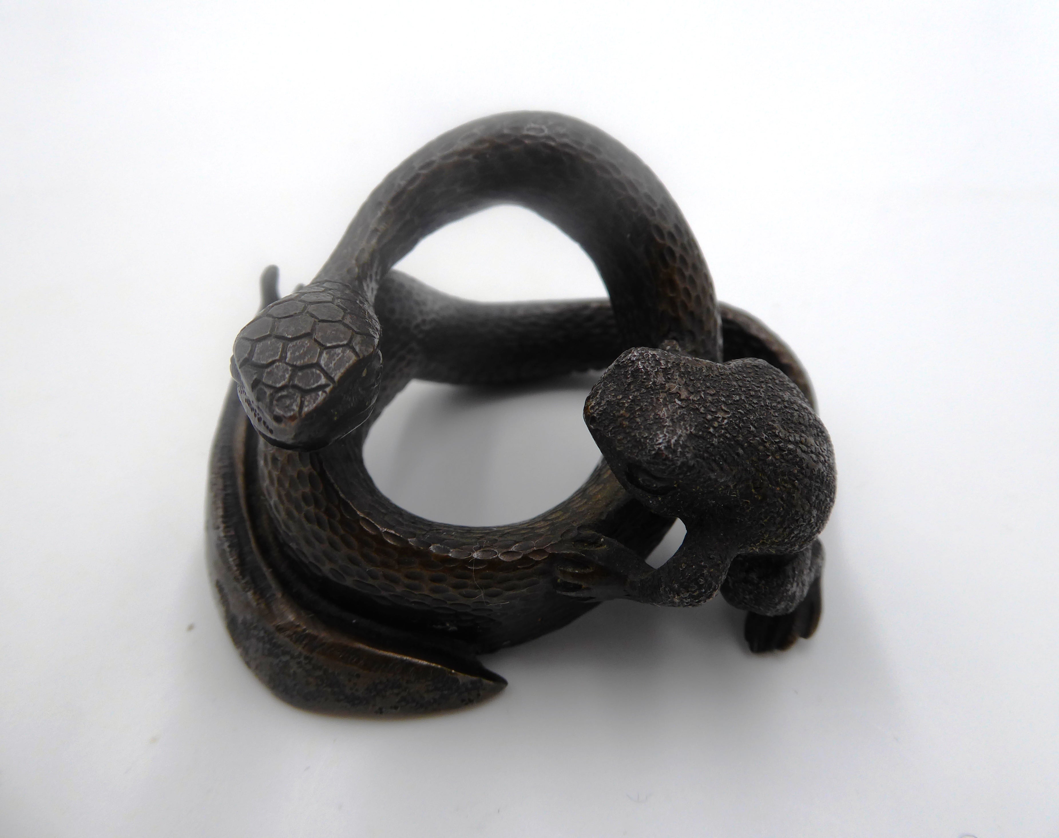 Serpent et grenouille - Petit bronze à patine brune - Signé d'un monogramme