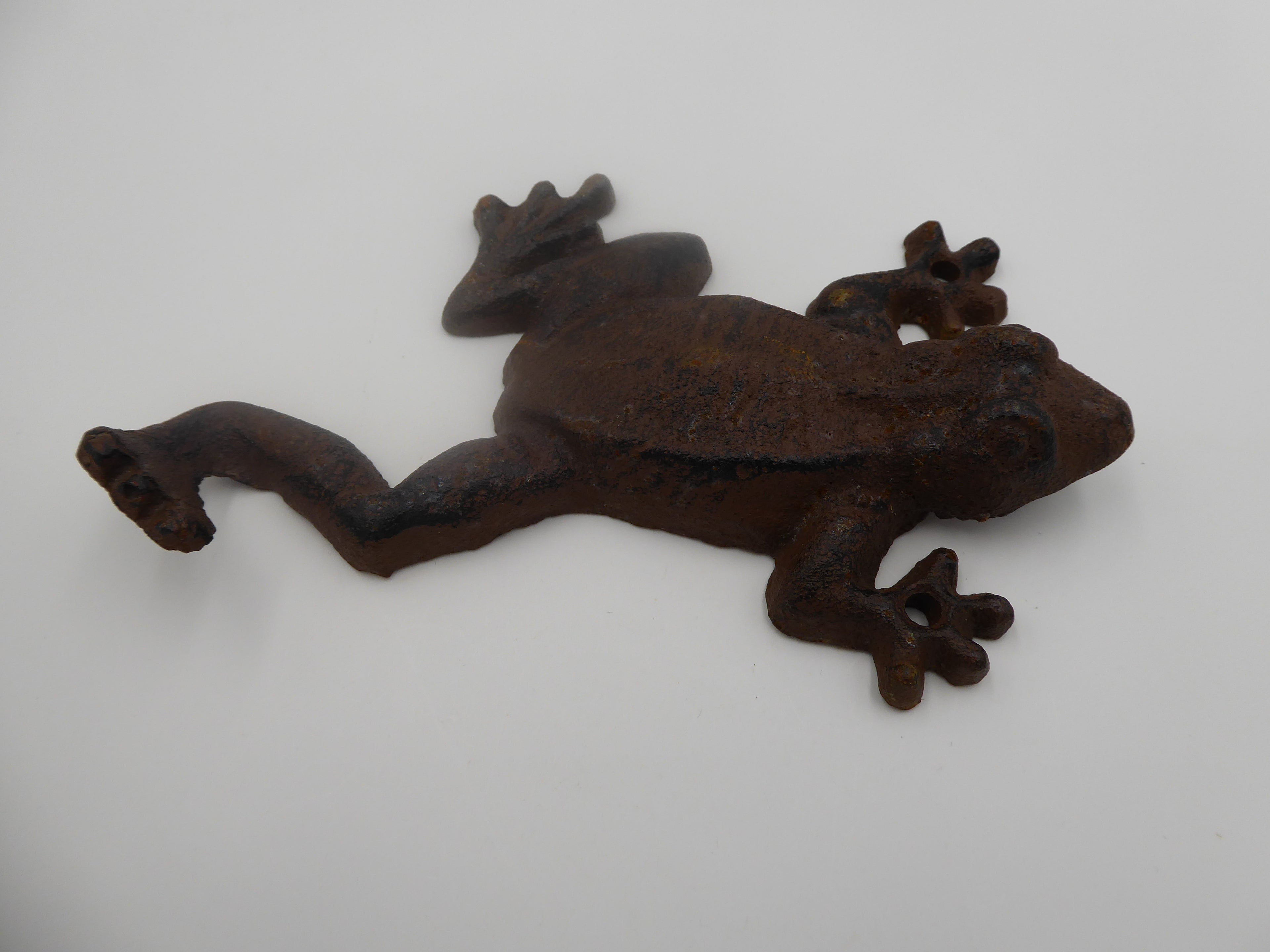 Vieille grenouille en fonte dénichée dans un souk grec