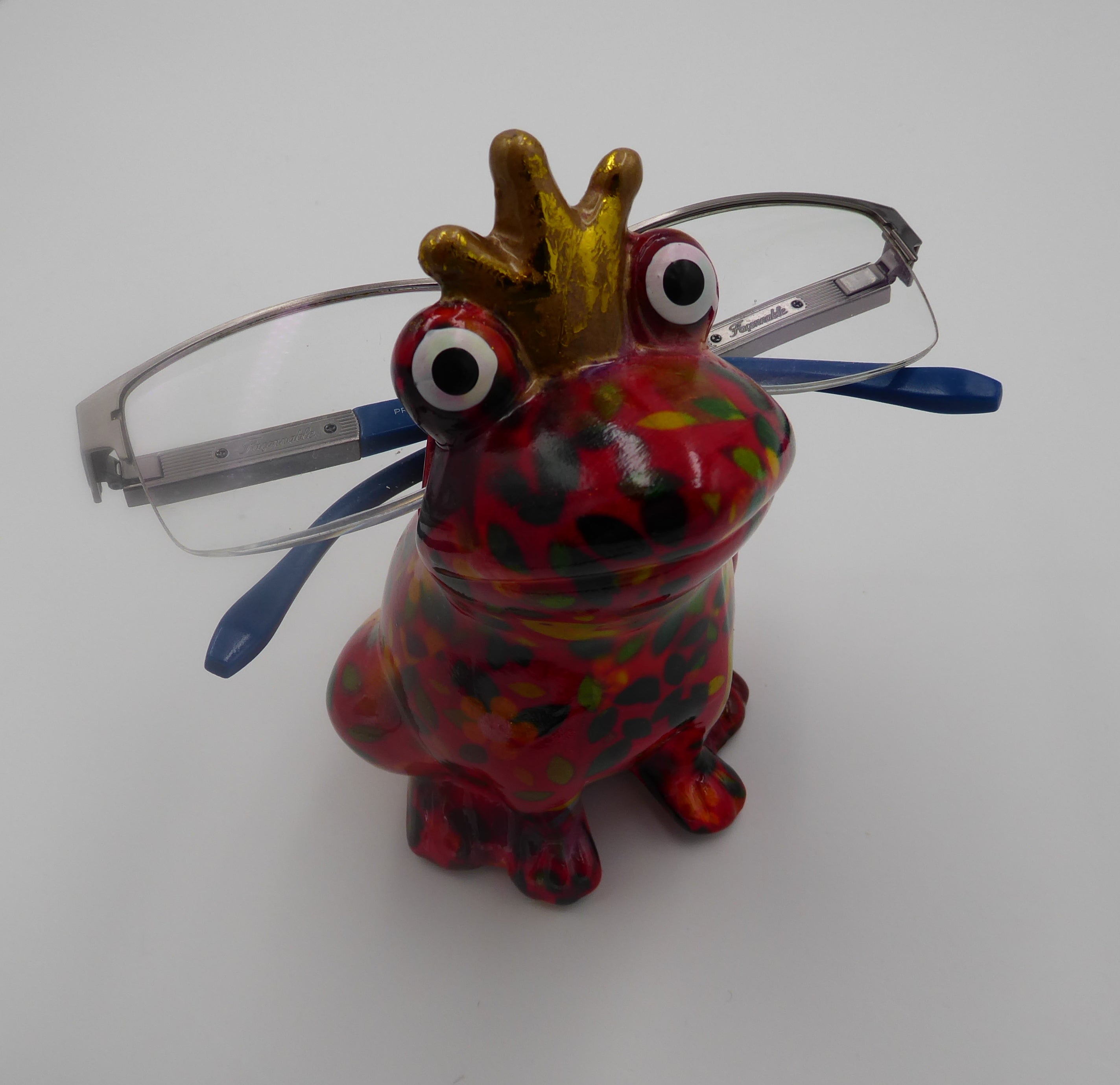Grenouille porte paire de lunettes rouge en céramique décorée