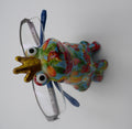 Grenouille porte paire de lunettes bleu en céramique décorée