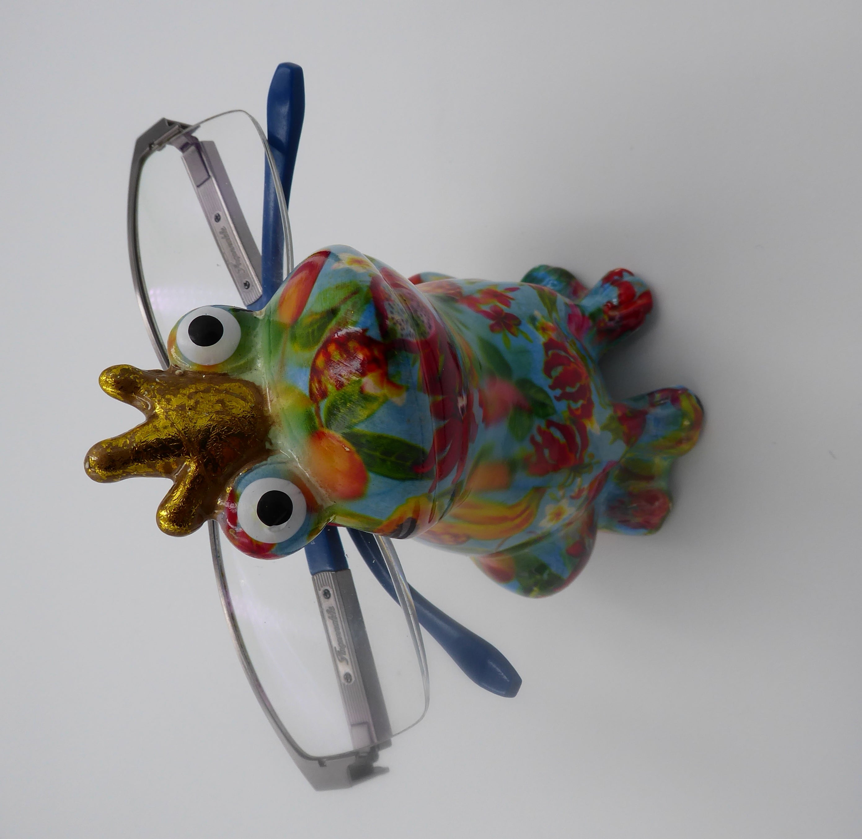 Grenouille porte paire de lunettes bleu en céramique décorée
