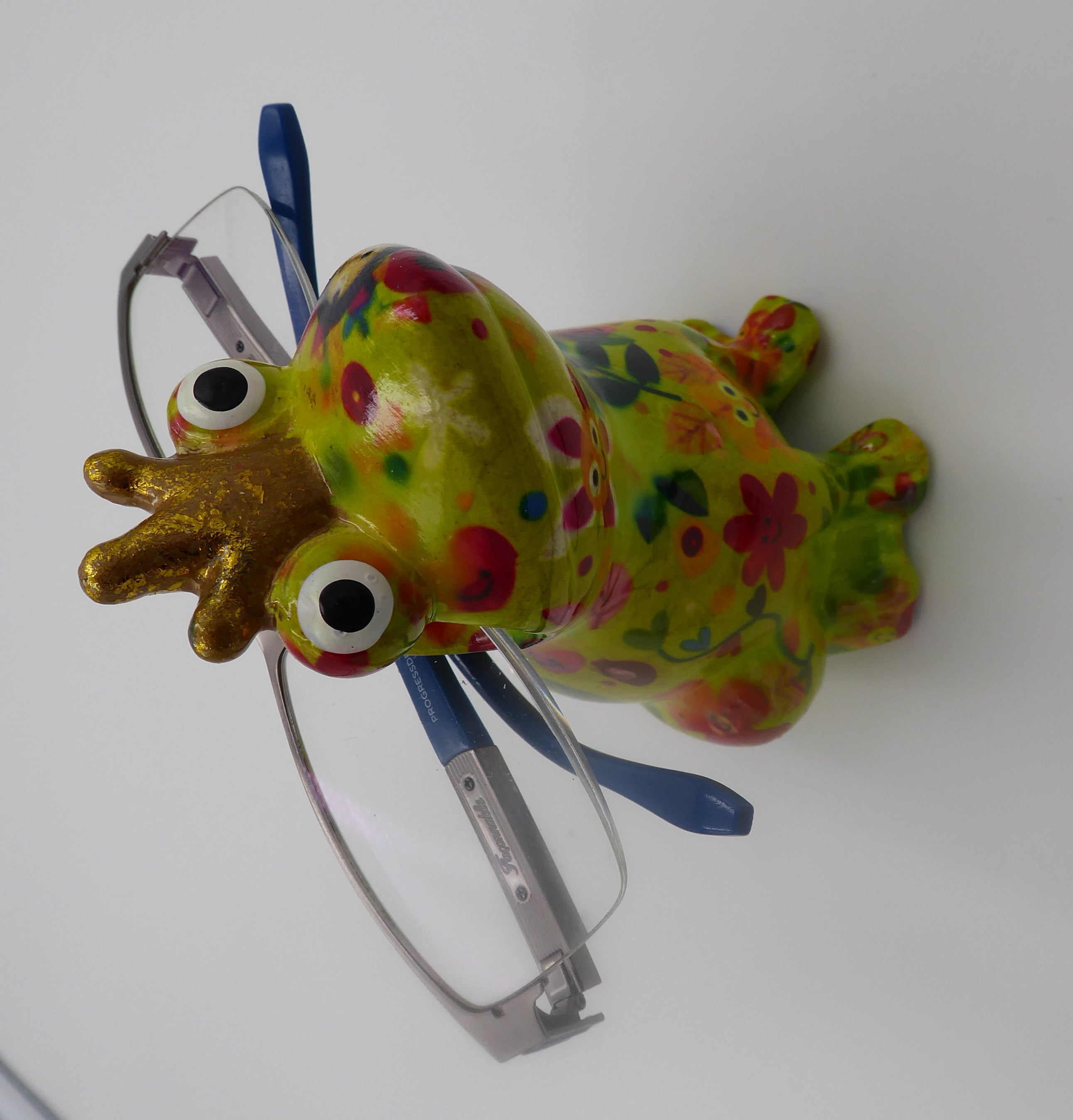 Grenouille porte paire de lunettes verte en céramique décorée