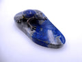 Grenouille posée sur une pierre en lapis lazuli