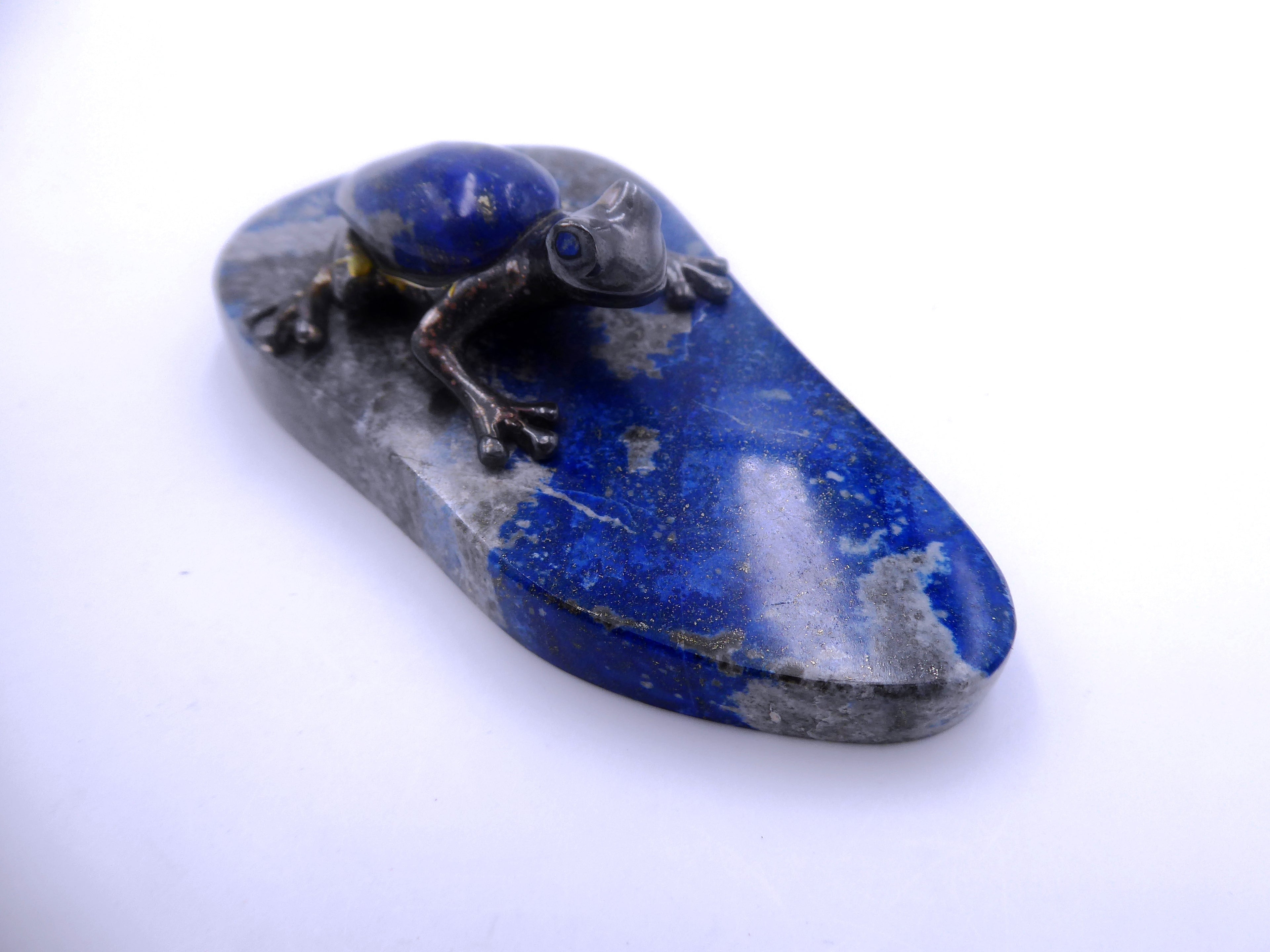 Grenouille posée sur une pierre en lapis lazuli