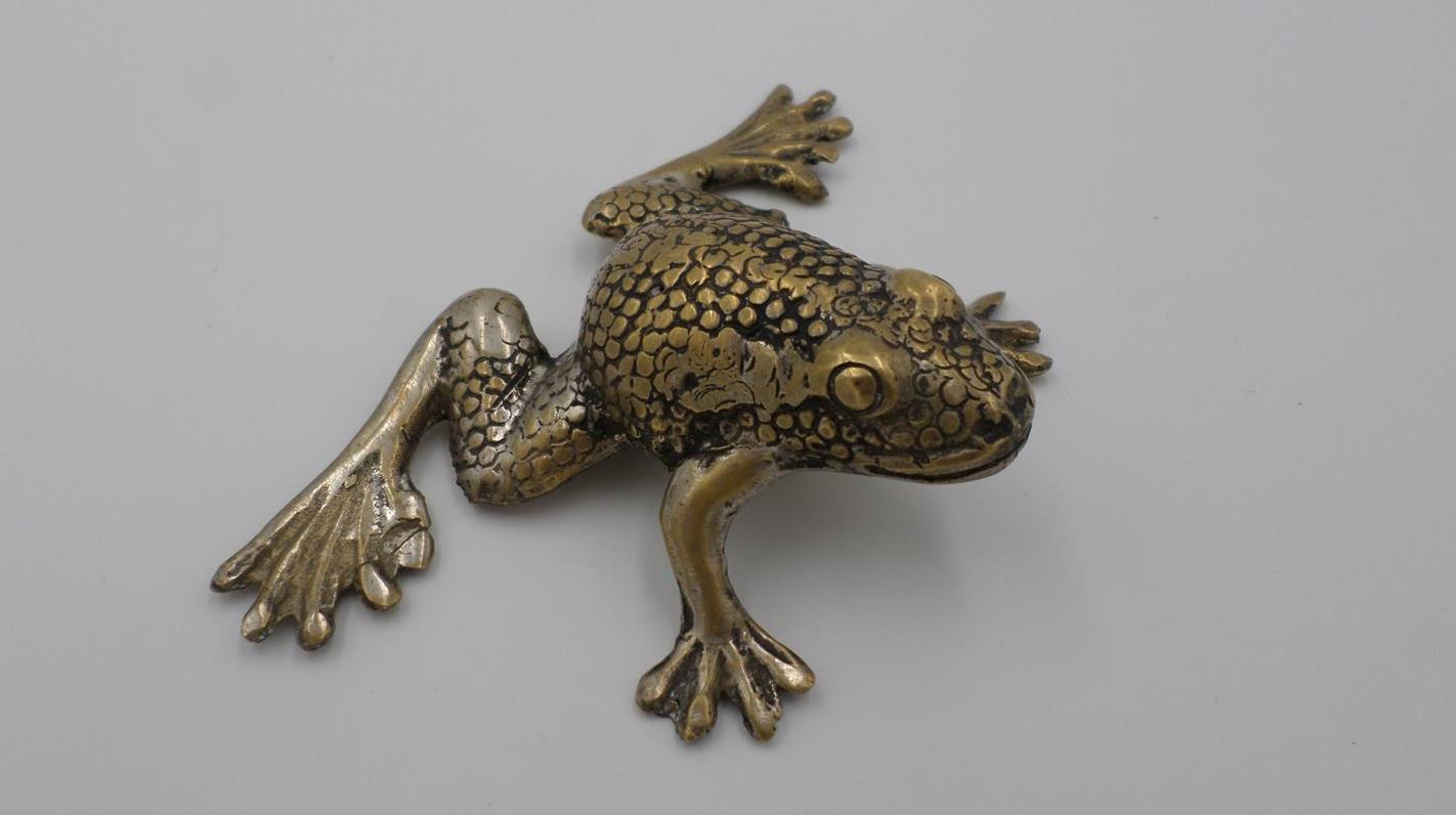 Grenouille en laiton veilli