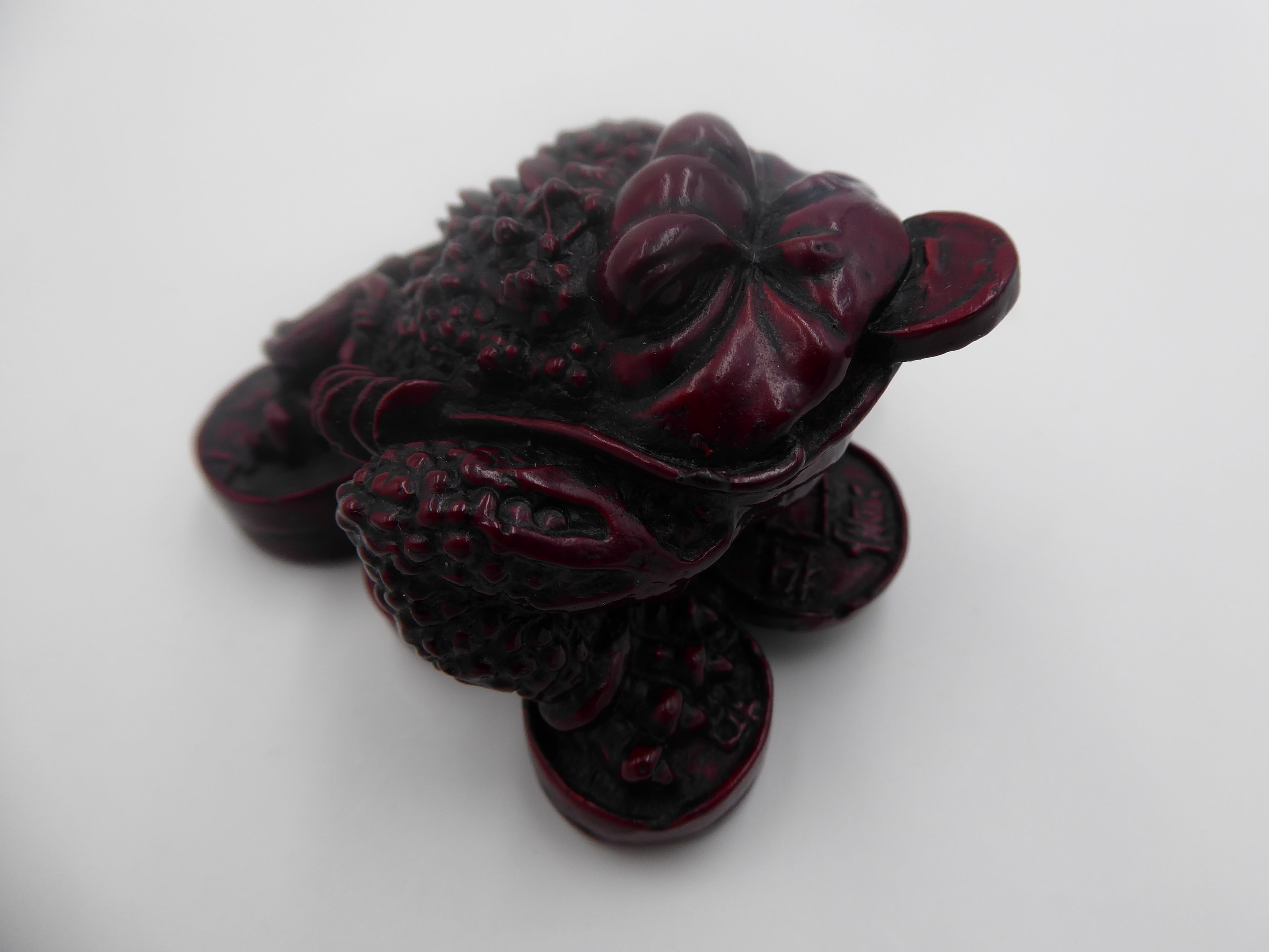 Grenouille chinoise rouge en composite porte bonheur