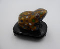 Petite grenouille peinte sur socle